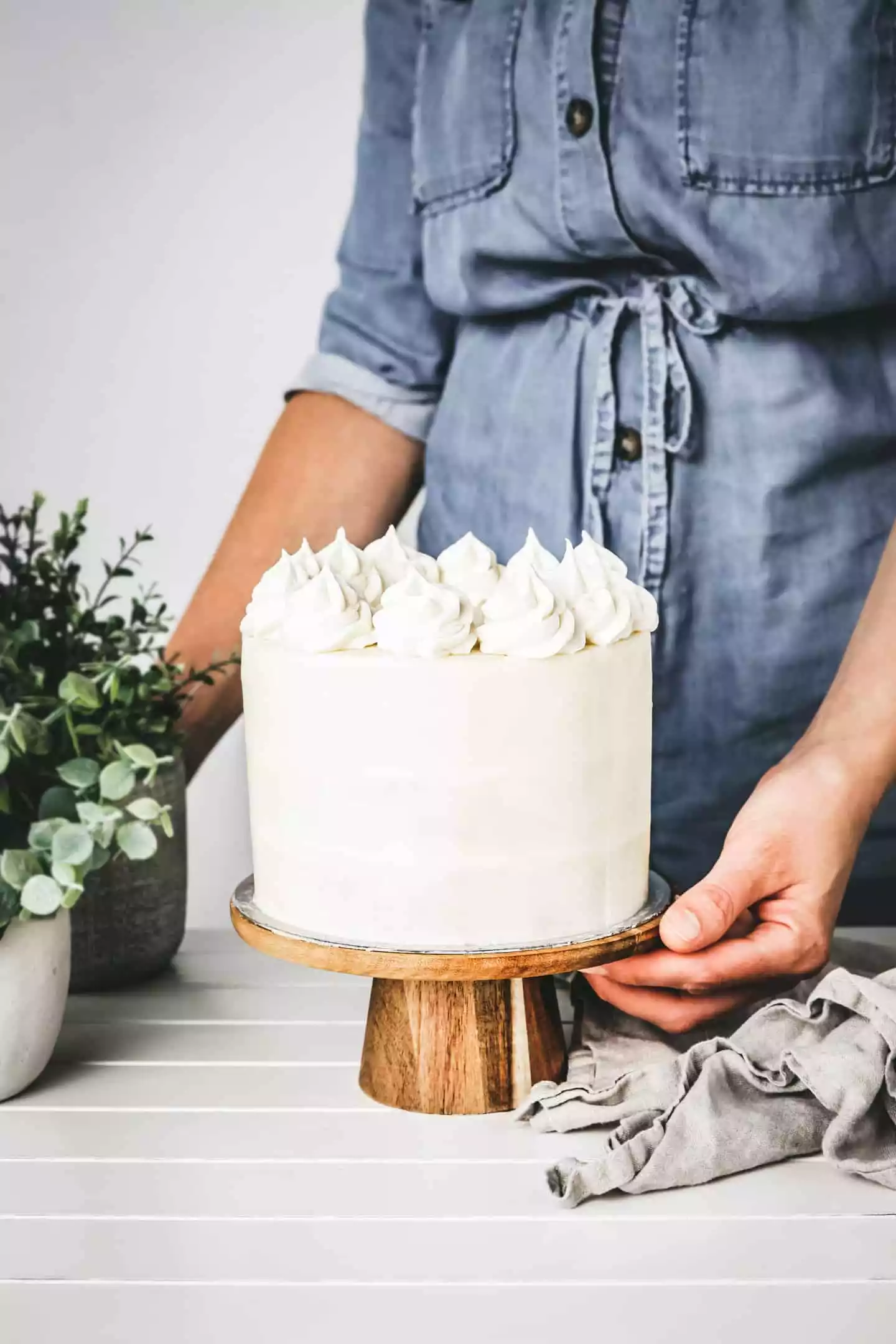 Buttercream la crème au beurre Américaine Layer cake sur une table