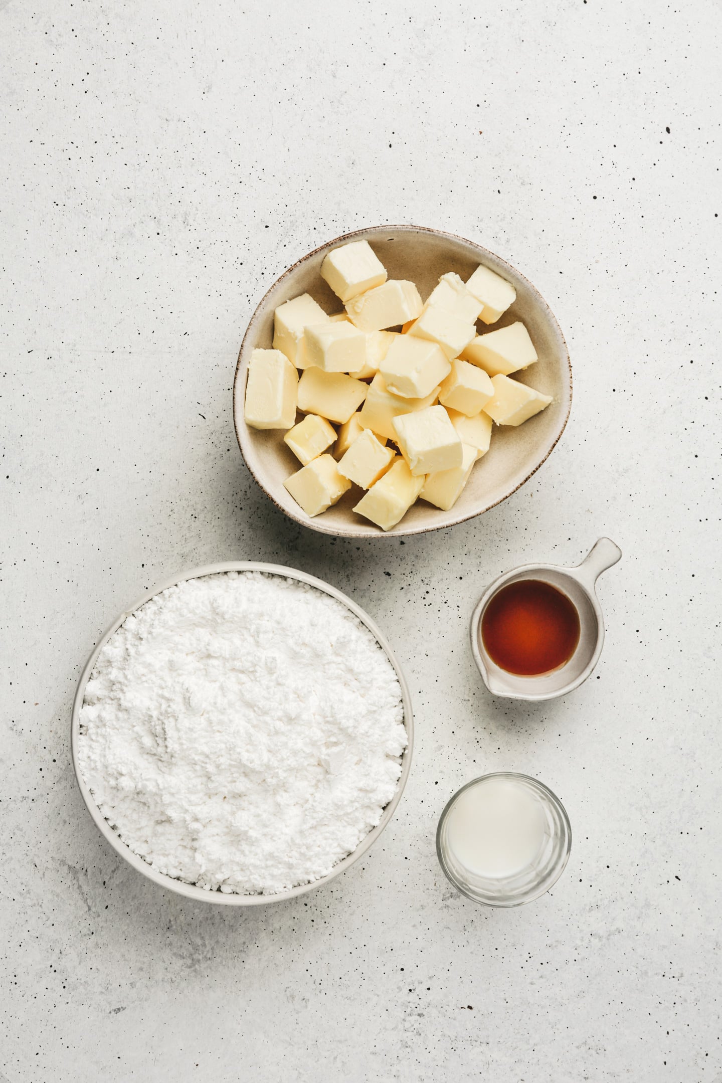 Buttercream la crème au beurre Américaine Bols avec les ingrédients pour crème au beurre
