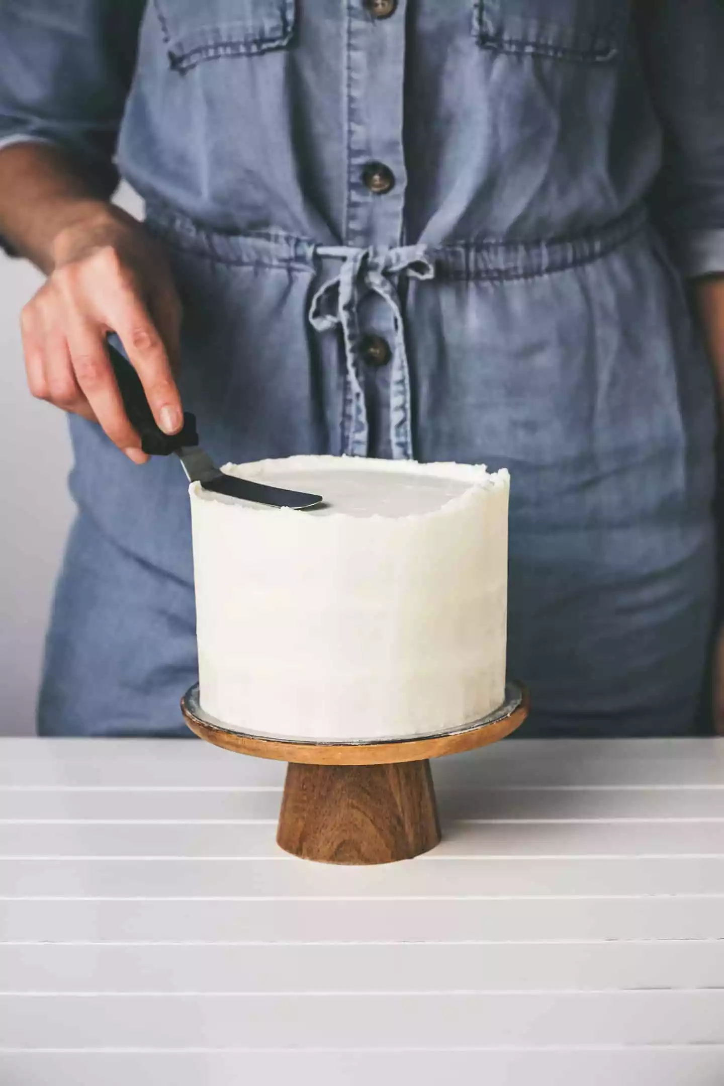 Gâteau au beurre avec une spatule