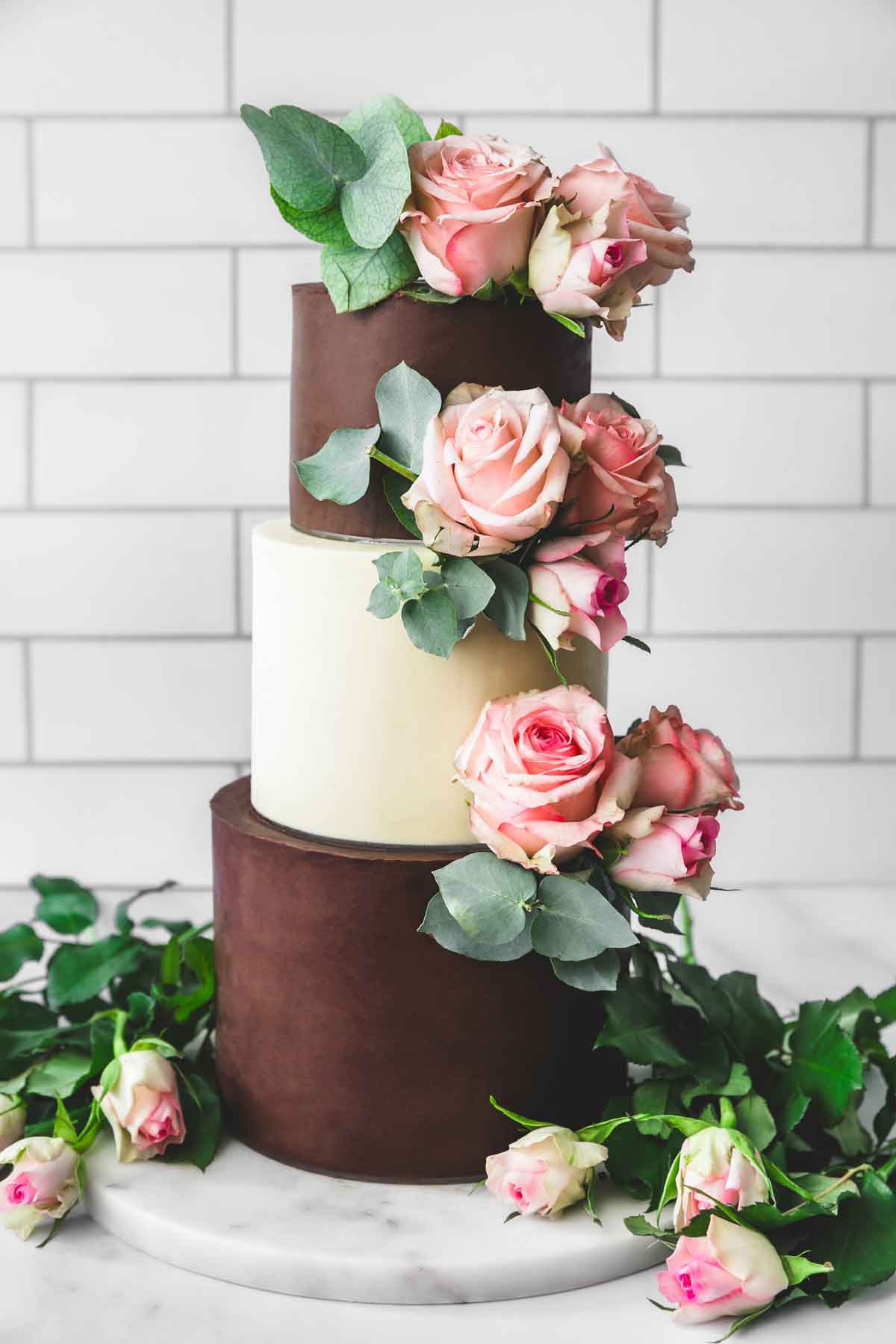 pièce montée en ganache de couverture au chocolat au lait , noir et blanc avec des fleurs