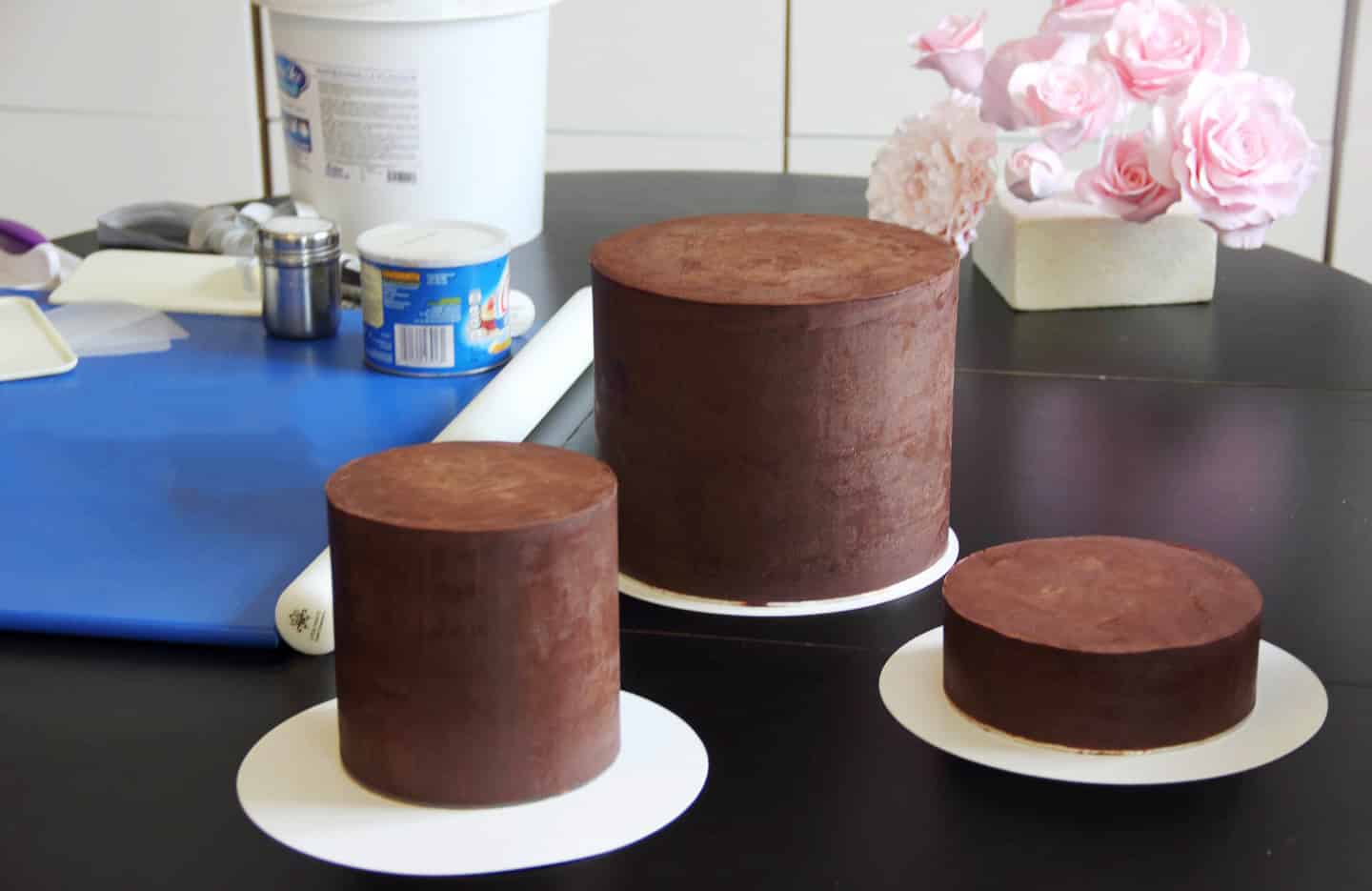 Chocolate ganache cake frosting