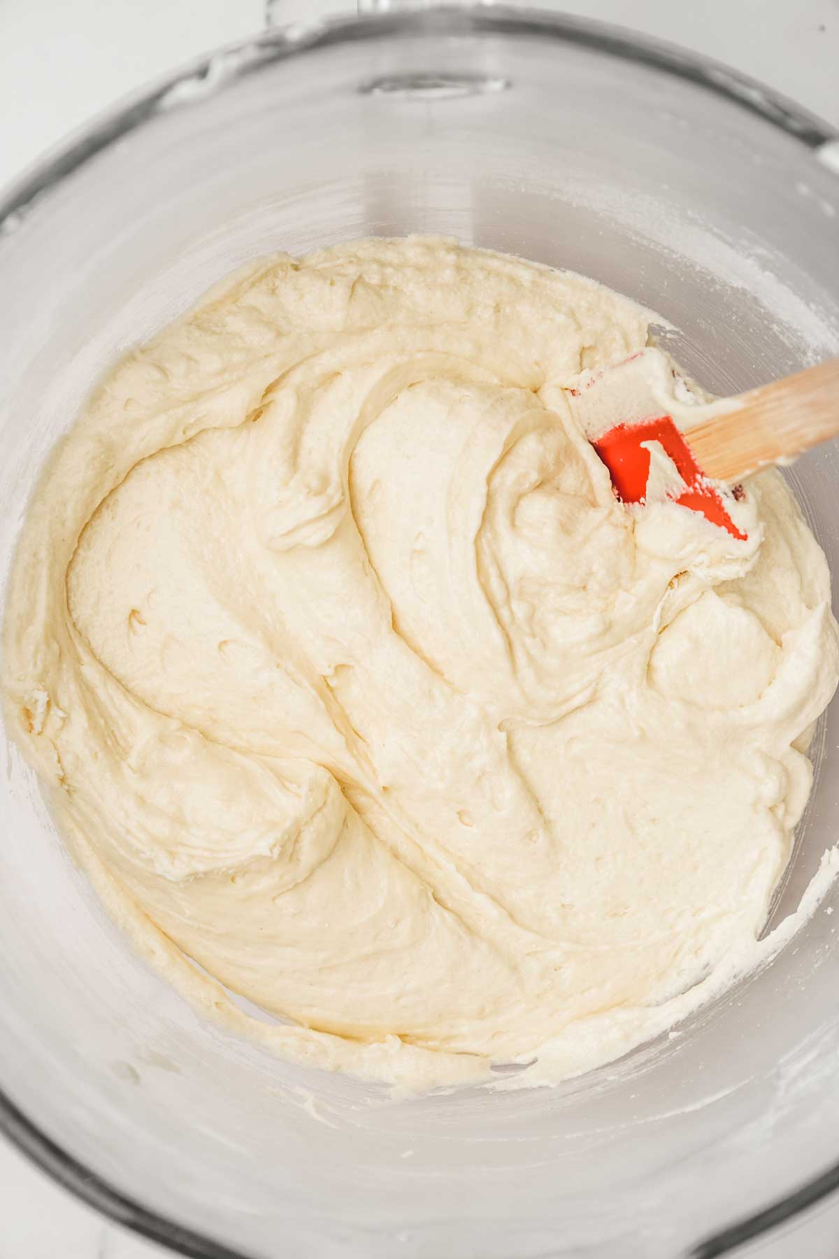 bol avec préparation à sponge cake