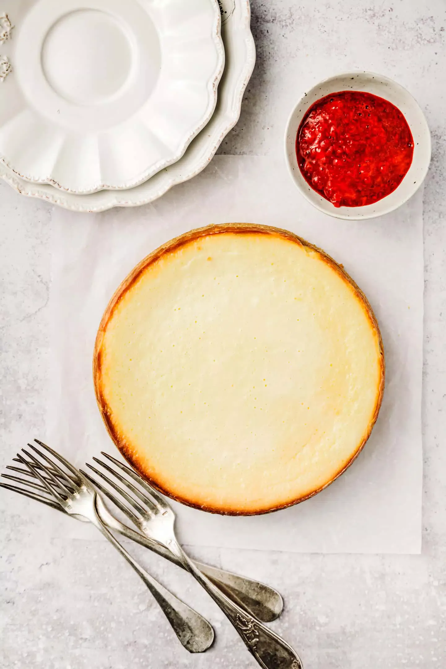 Cheesecake après cuisson sur une table