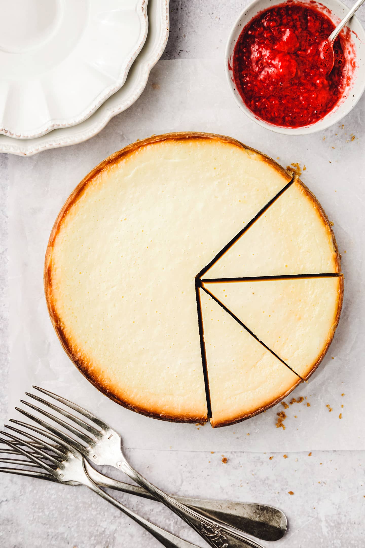 Cheesecake coupé sur une table