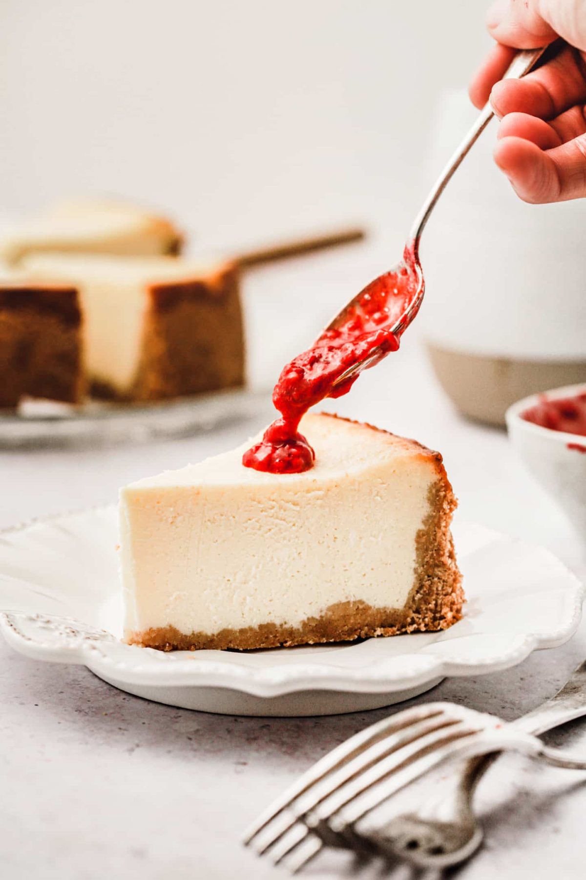 Cheesecake sur une assiette avec du coulis 