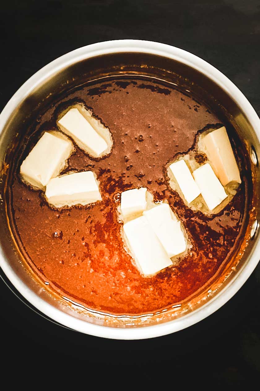 casserole avec du caramel et du beurre