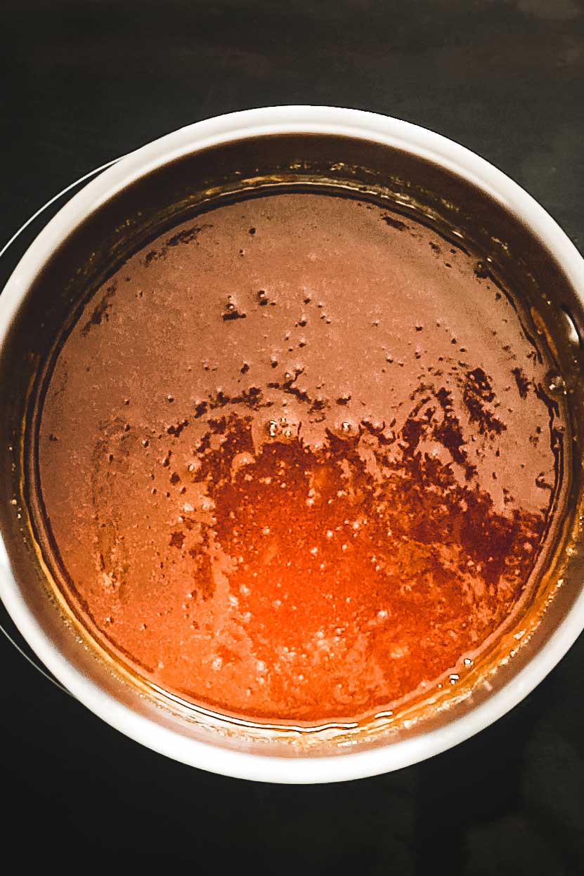 Casserole avec du sucre dissout en caramel