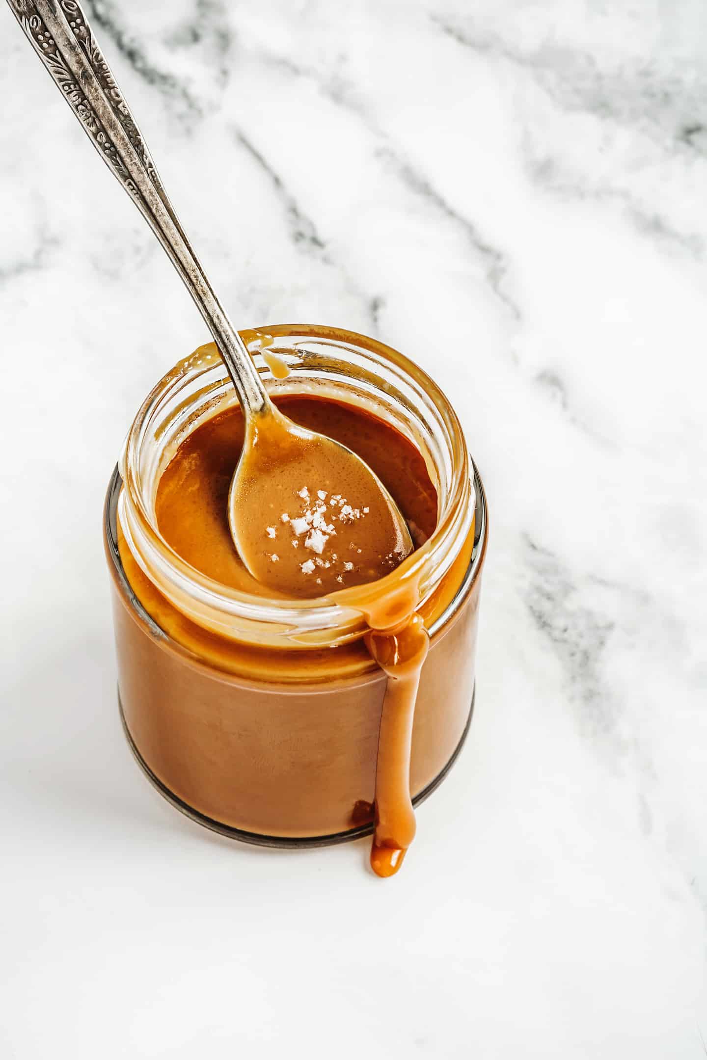 Pot de caramel au beurre salé avec une cuillère à café