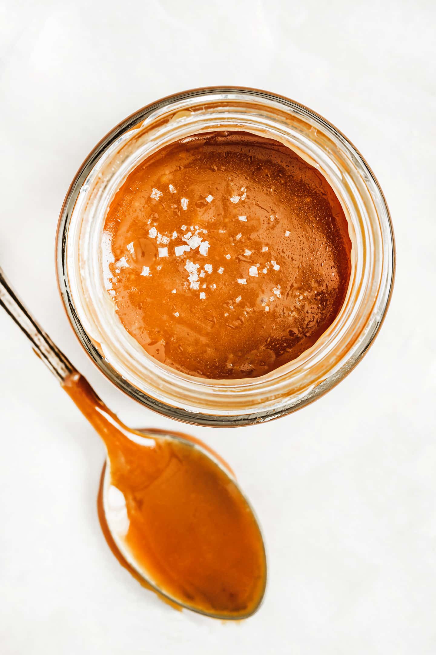 Pot de caramel avec une cuillère à café