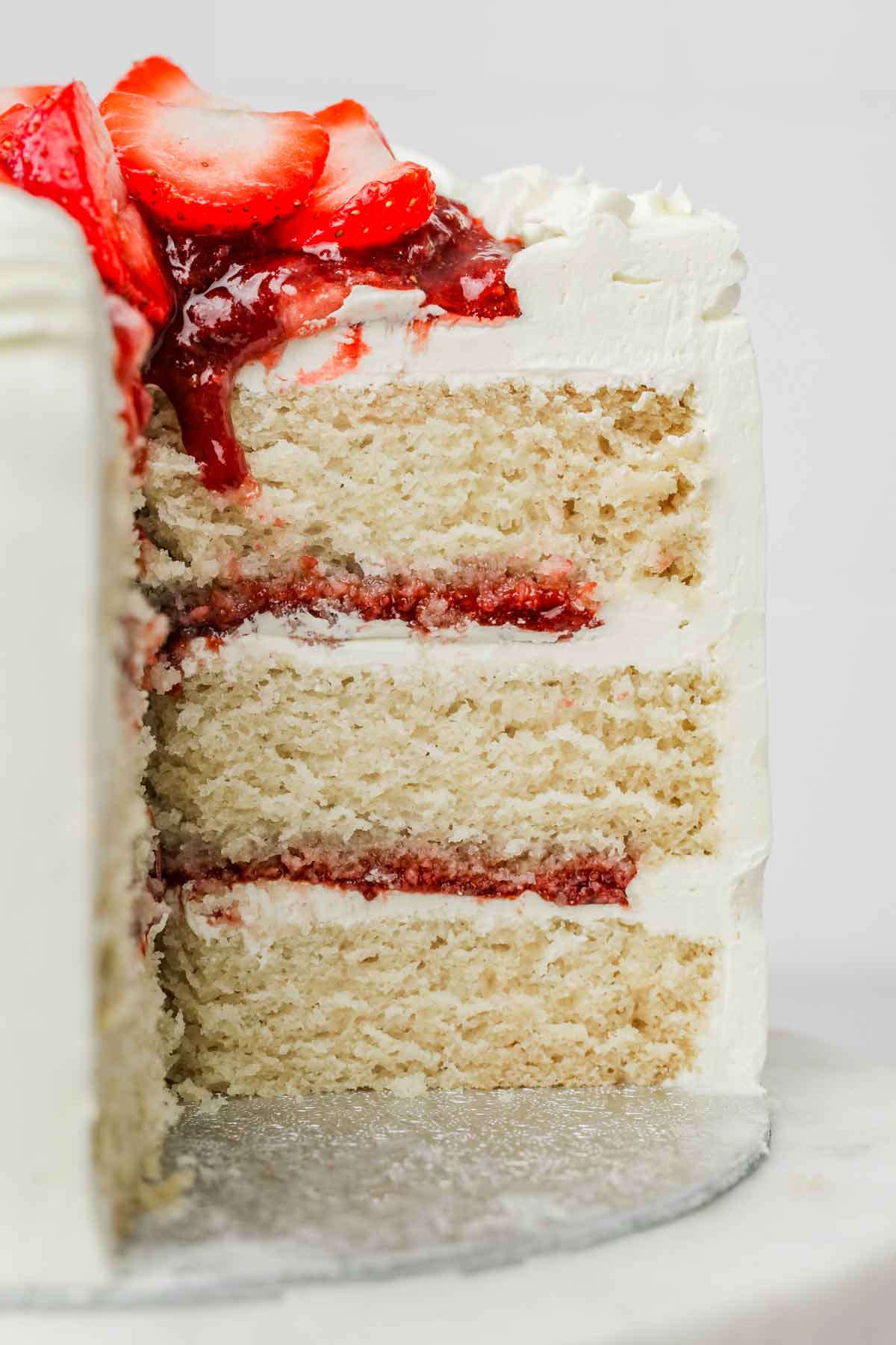 gâteau vanille fraise coupé sur un plateau