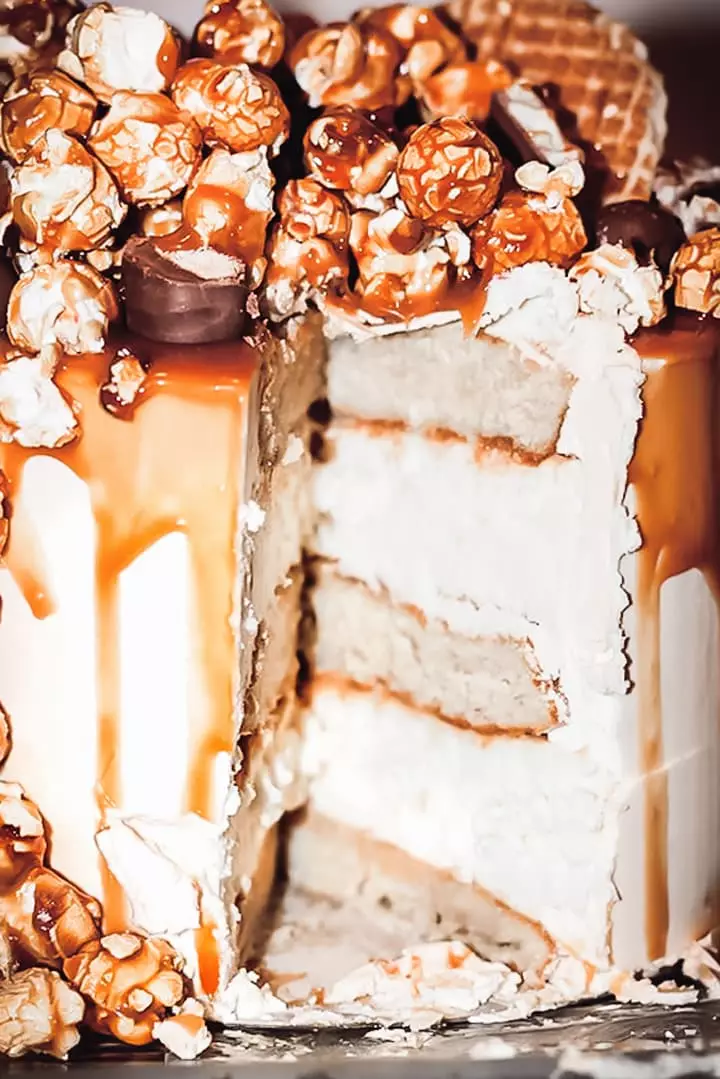 Découpe du layer cake cheesecake au caramel au beurre salé
