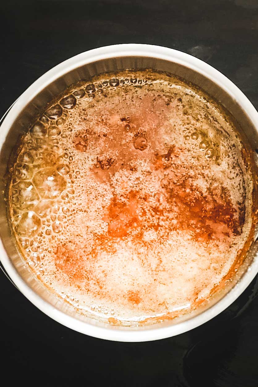 Casserole avec du caramel et du beurre