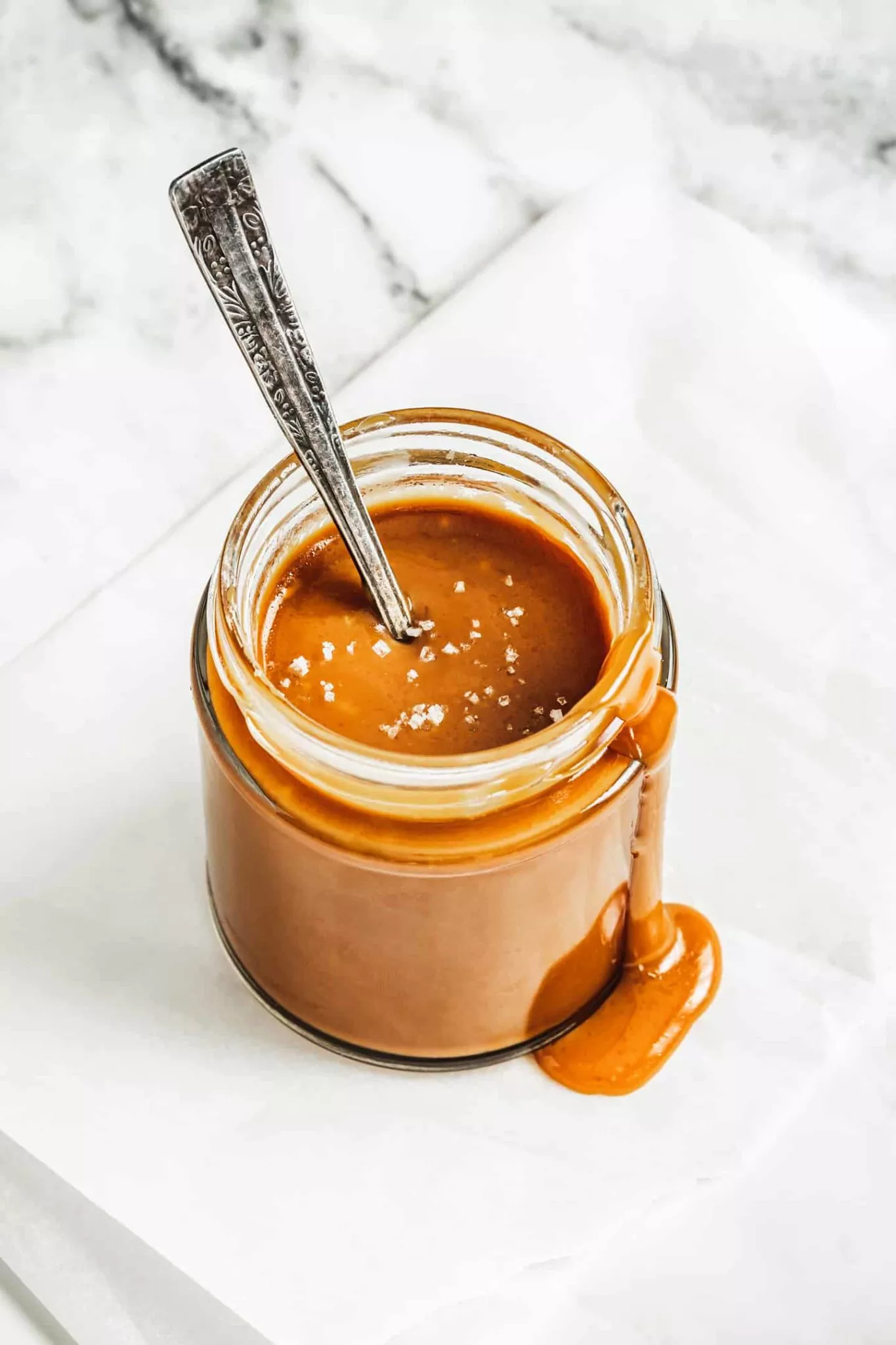 Pot avec du caramel beurre salé et une cuillère à café