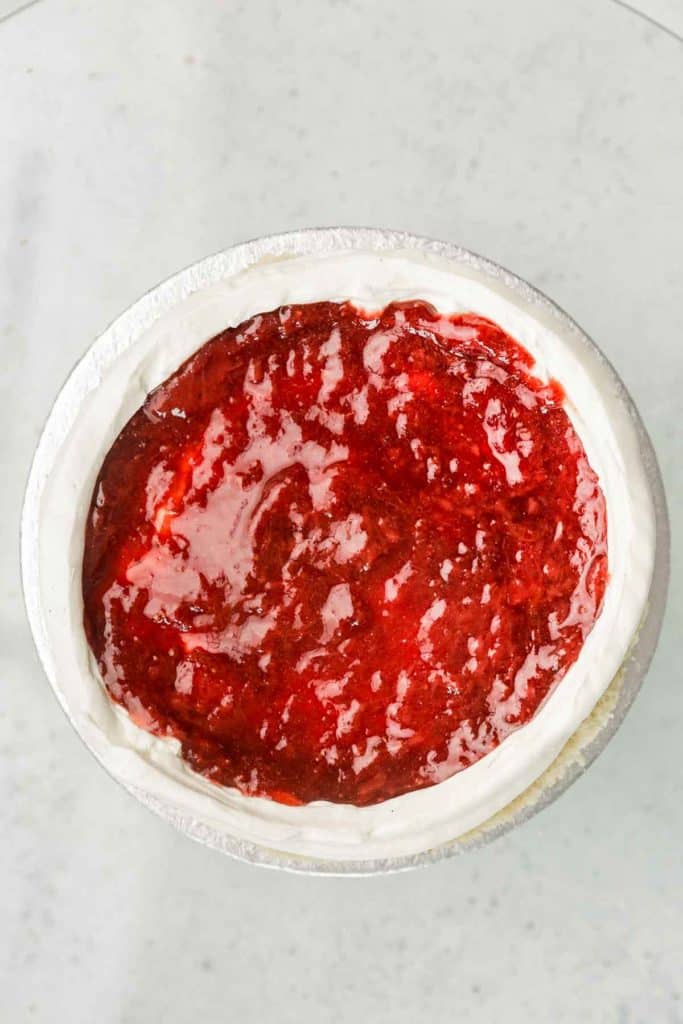 génoise avec de la purée de fraise