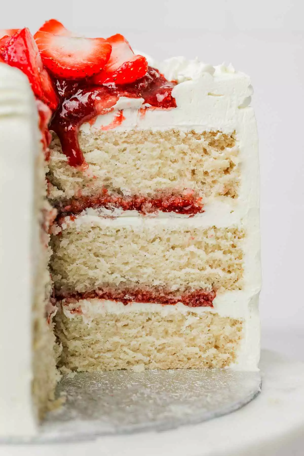 gâteau coupé avec la génoise white cake et de la frase