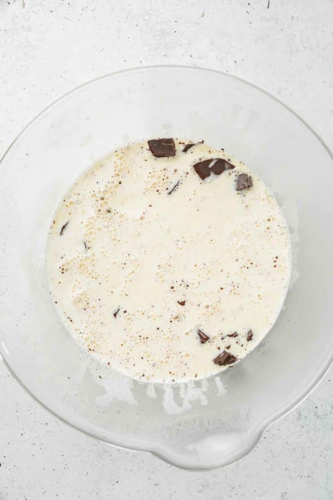 récipent avec chocolat et crème