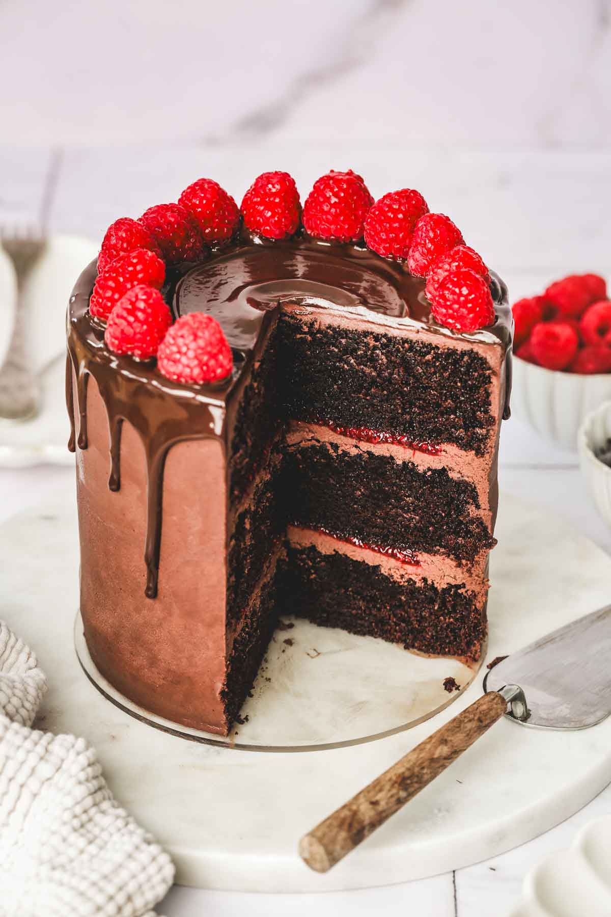 layer cake chocolat et framboise sur une table