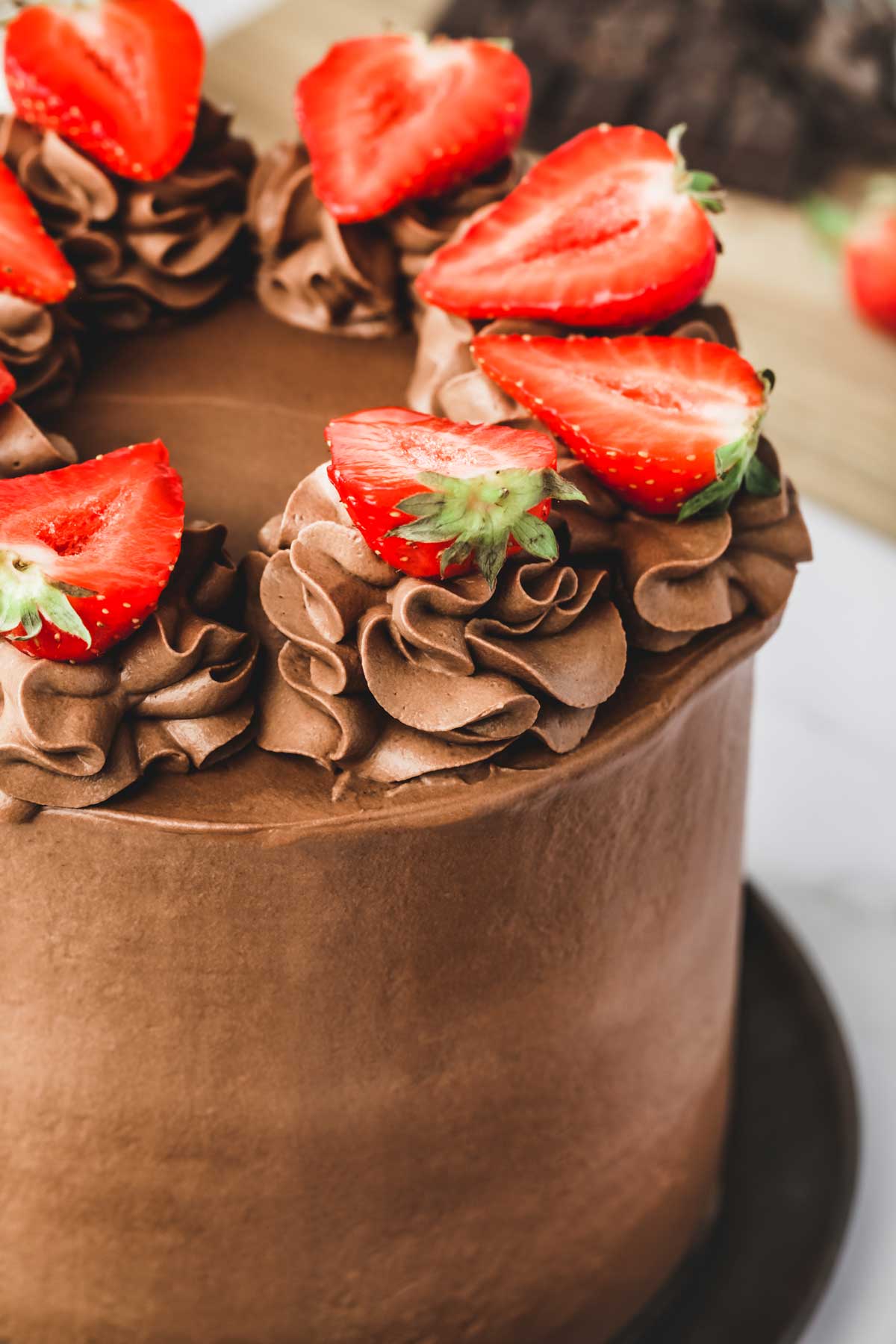 Gâteau au chocolat avec des fraises 