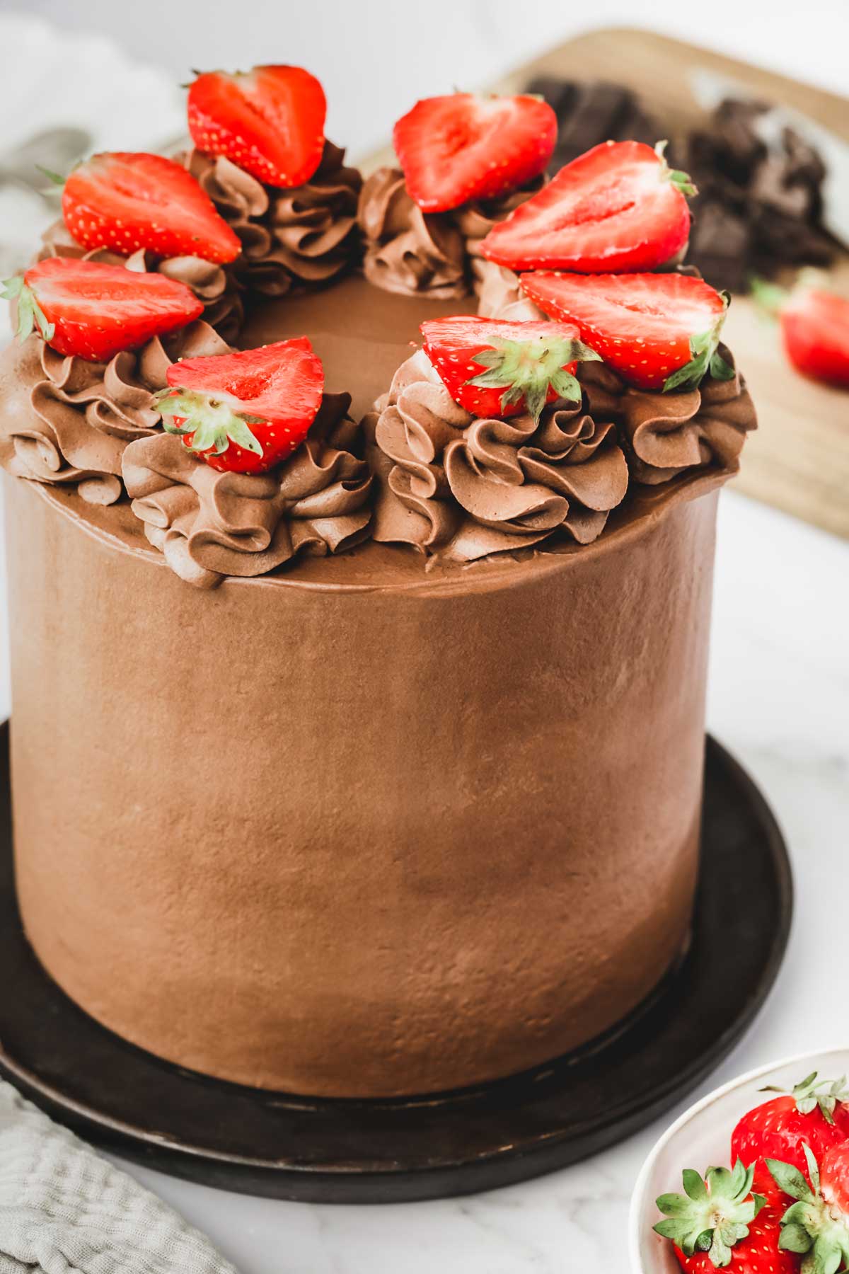 Layer cake au chocolat avec des fraises