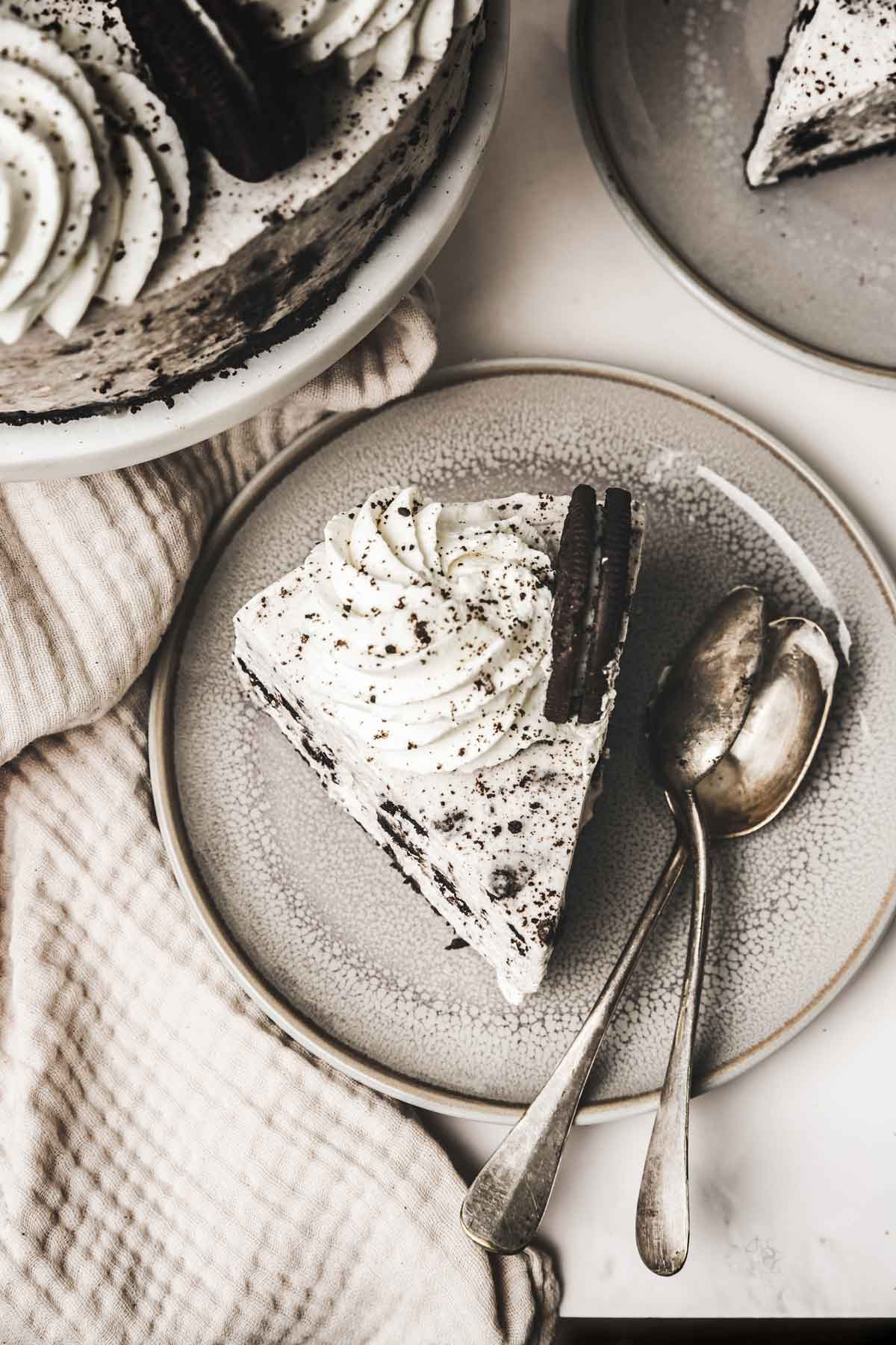 assiette avec des parts de cheesecake sans cuisson aux oreo