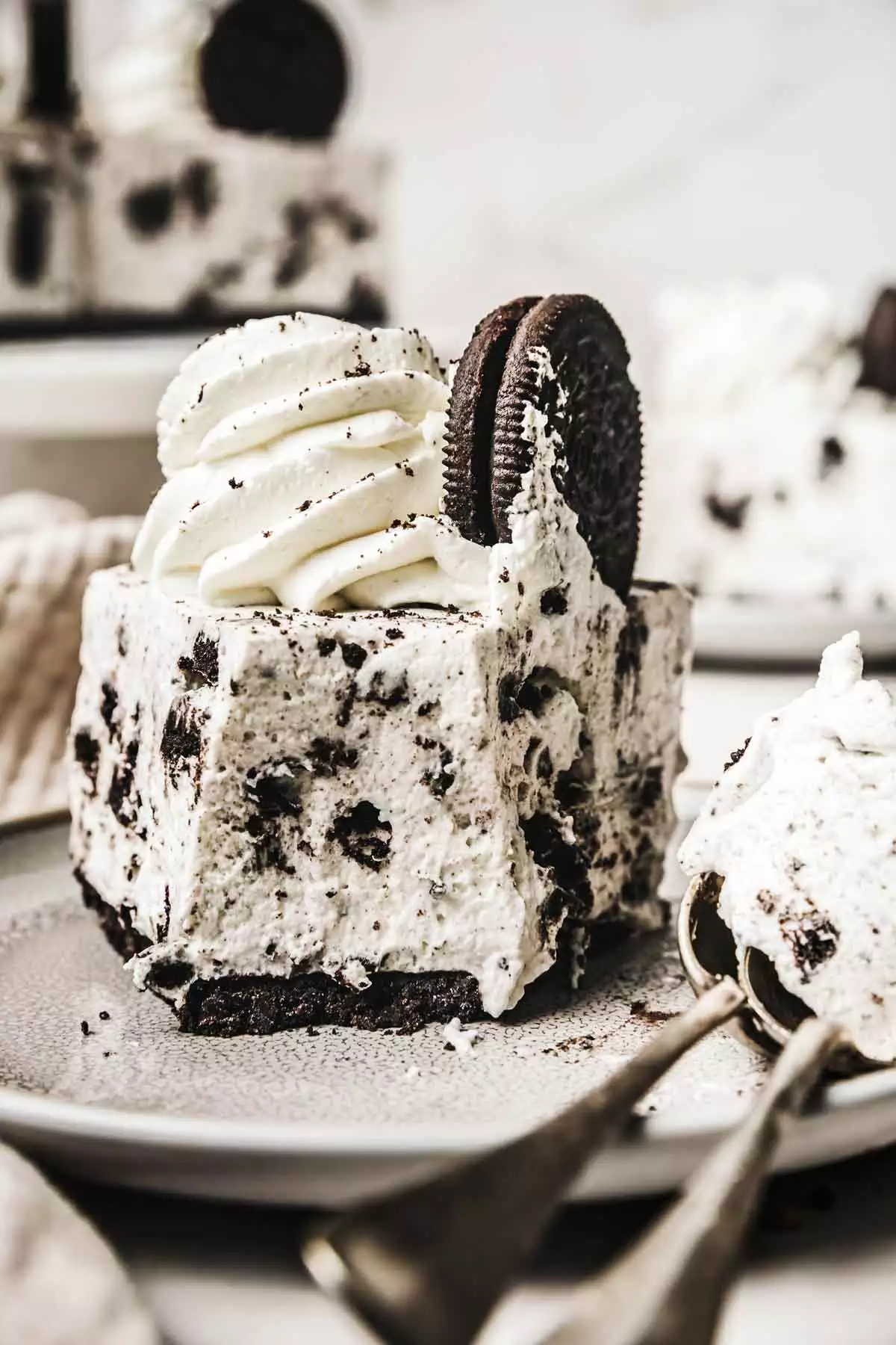 part de cheesecake oreo dans une assiette