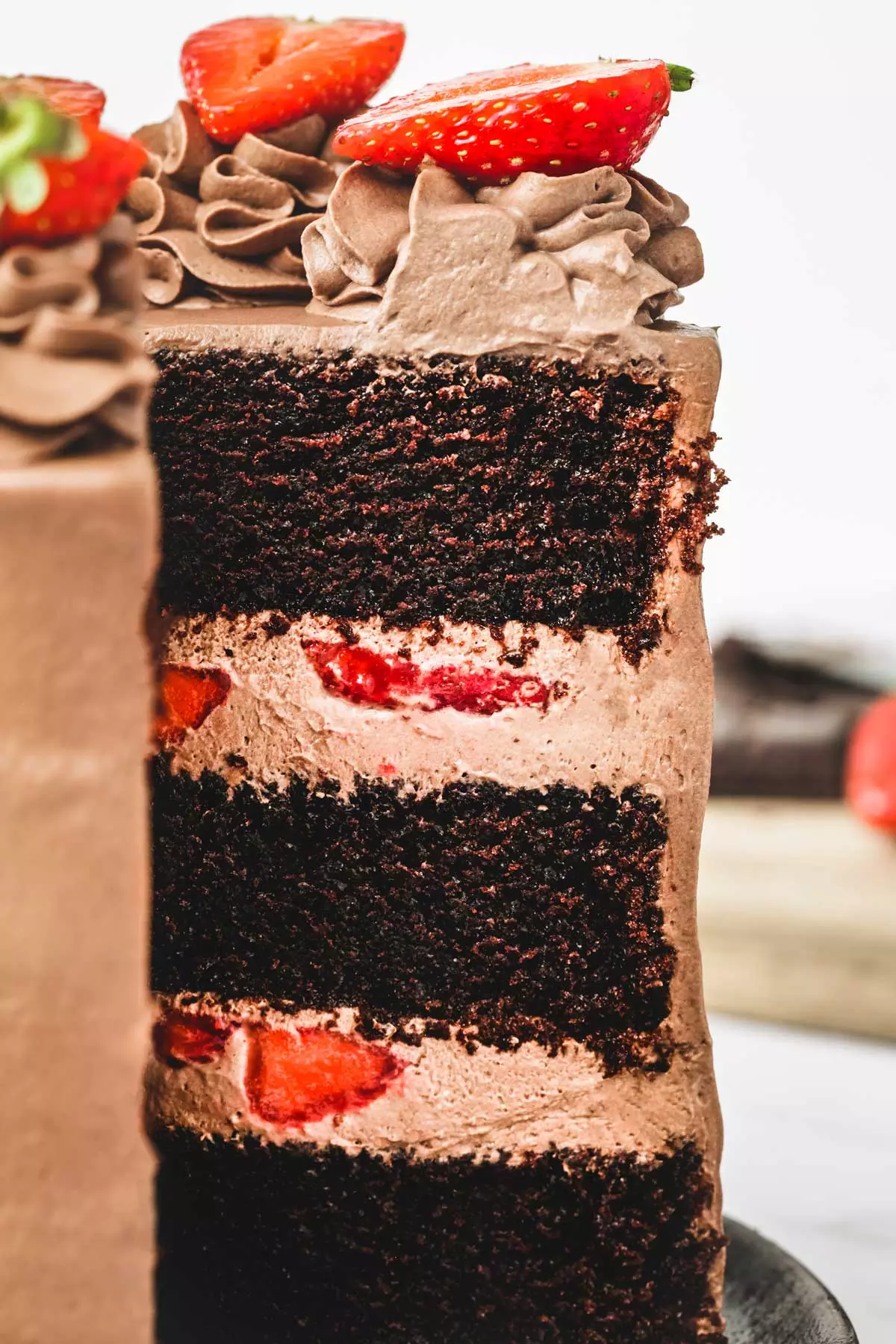 Gâteau au chocolat coupé avec des fraises