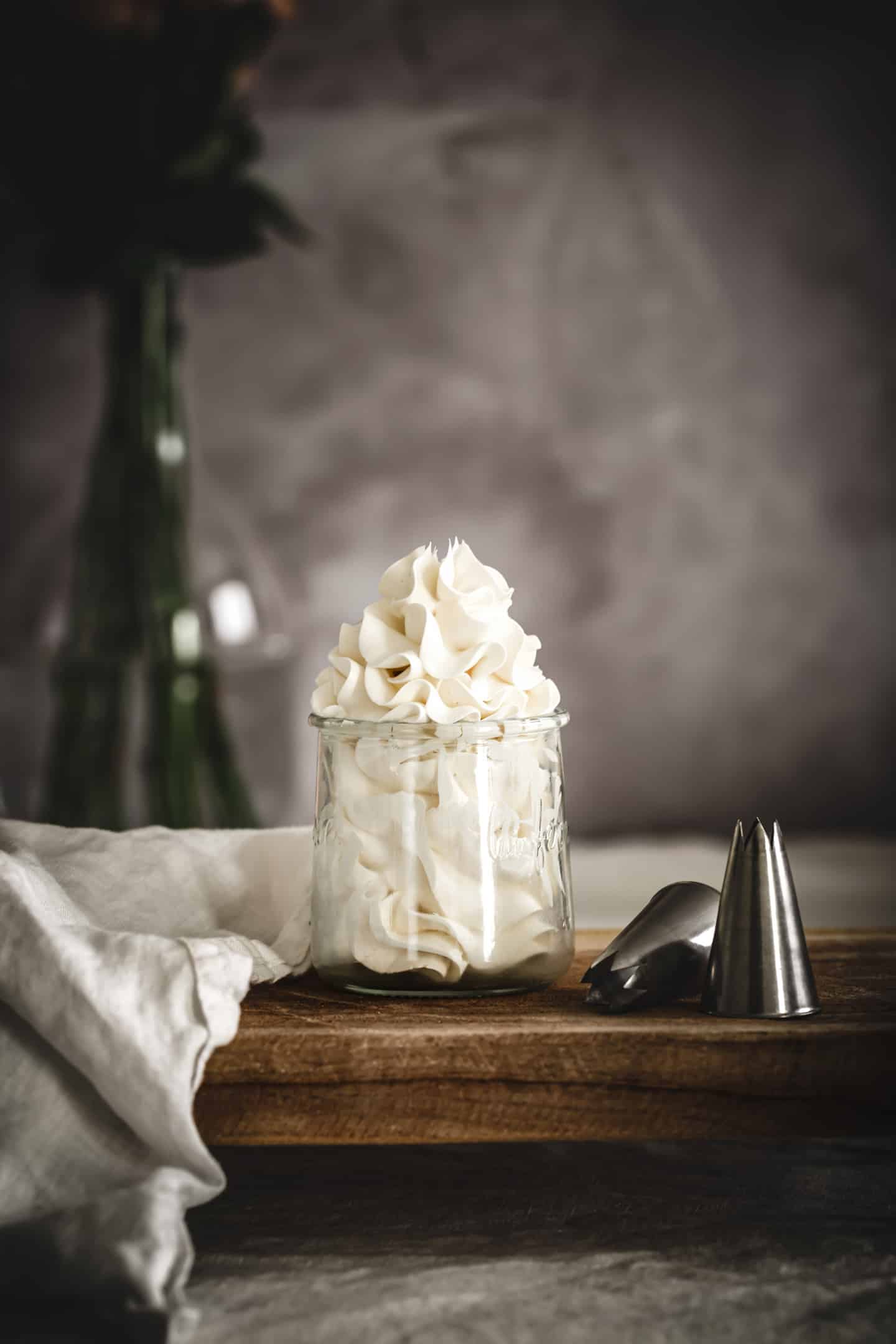 La crème au beurre à la meringue Italienne est parfaite pour décorer tous vos gâteaux, cupcakes et plus