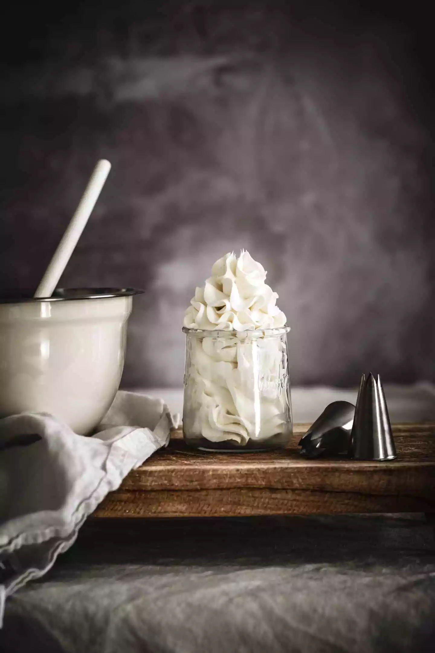 La crème au beurre à la meringue Italienne, parfaite pour décorer tous vos gâteaux, cupcakes, layer et plus