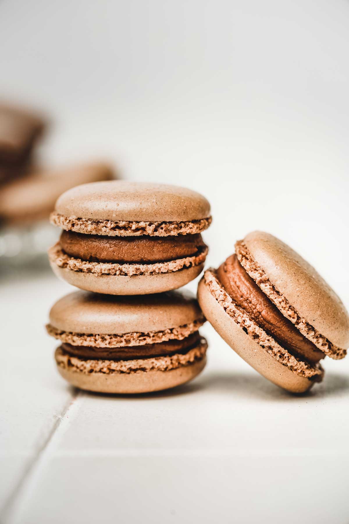 Macarons au chocolat sur un plan de travail