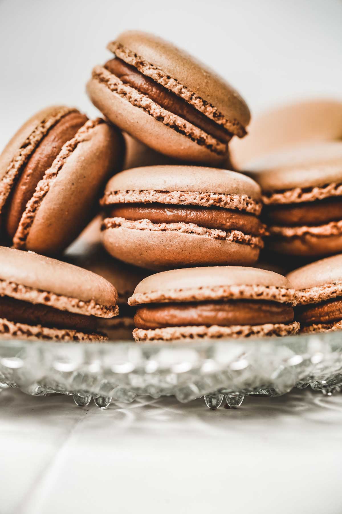 Macarons au chocolat sur assiette