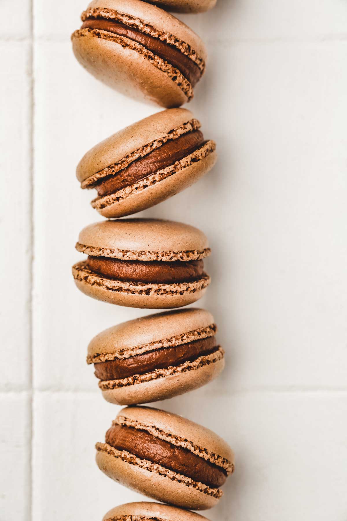 Des macarons au chocolat sur une table