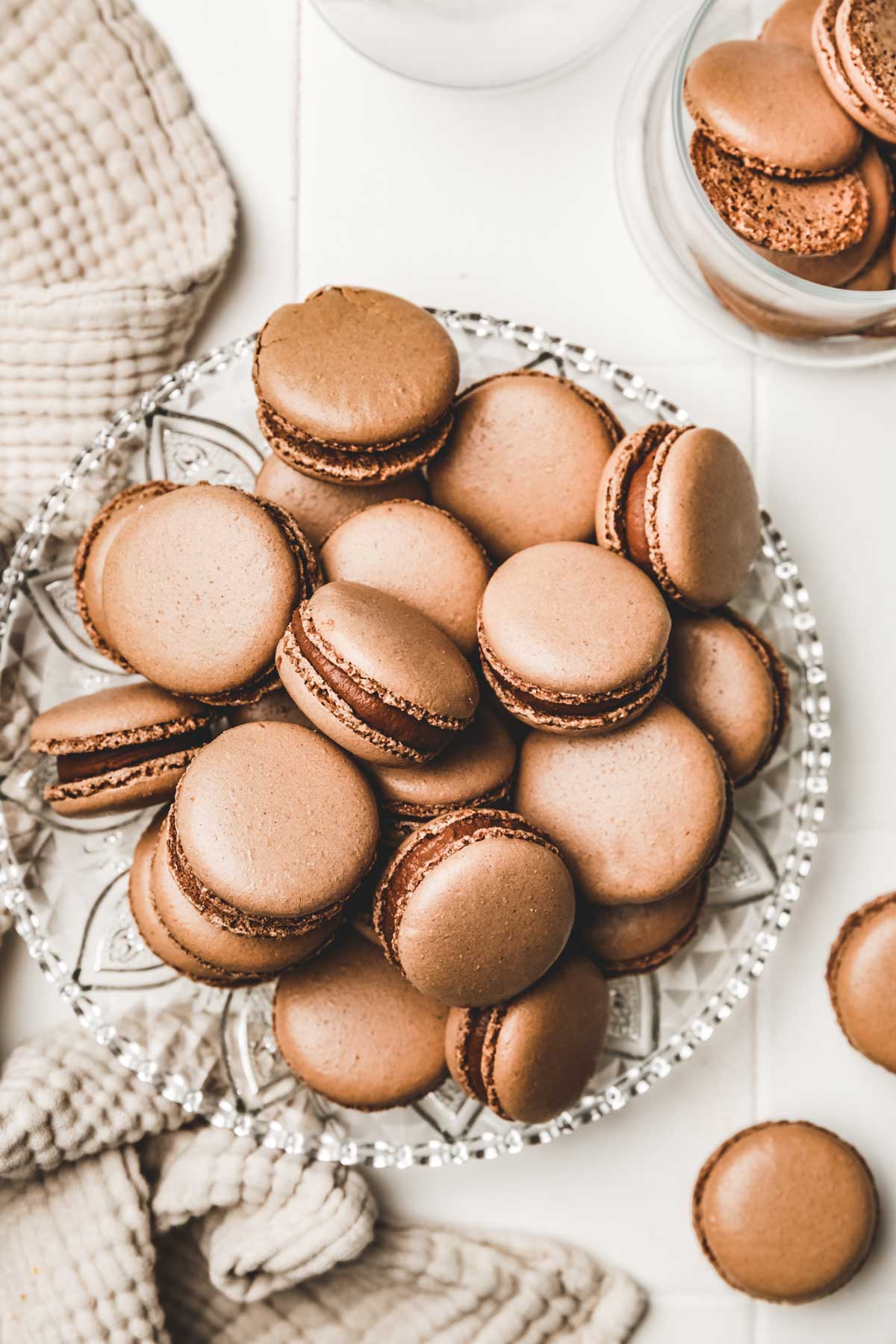 Assiette avec des macarons au chocolat