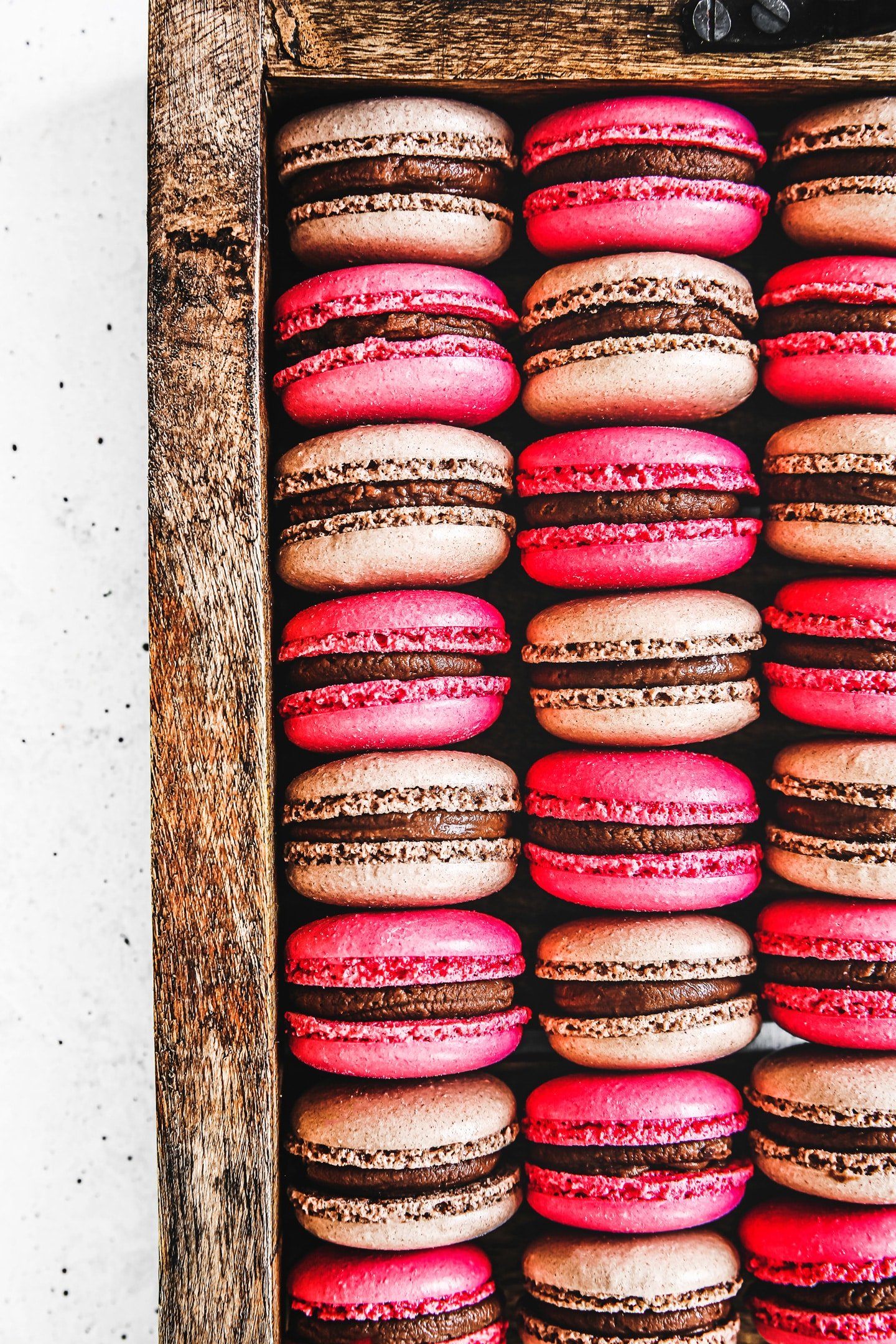 plateau avec des macarons