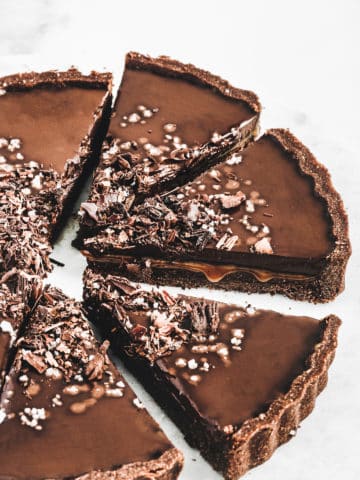 Chocolat tart filled with salted caramel sauce