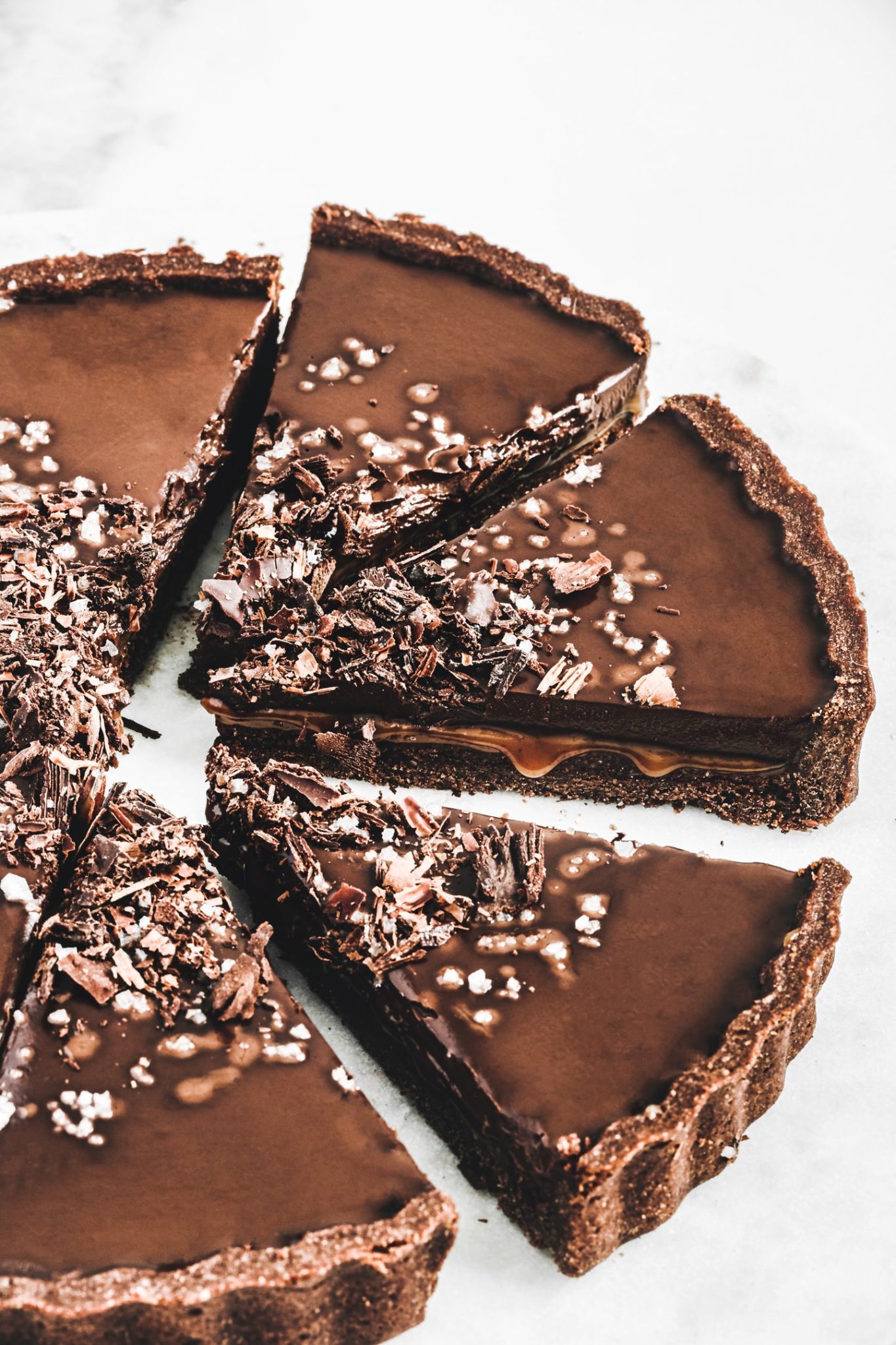 Chocolat tart filled with salted caramel sauce