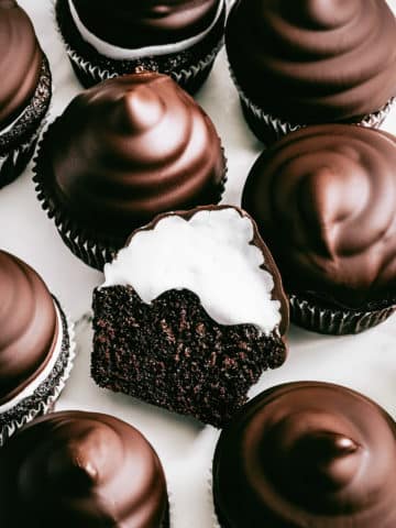 Cupcakes chocolat et glaçage vanille marshmallow