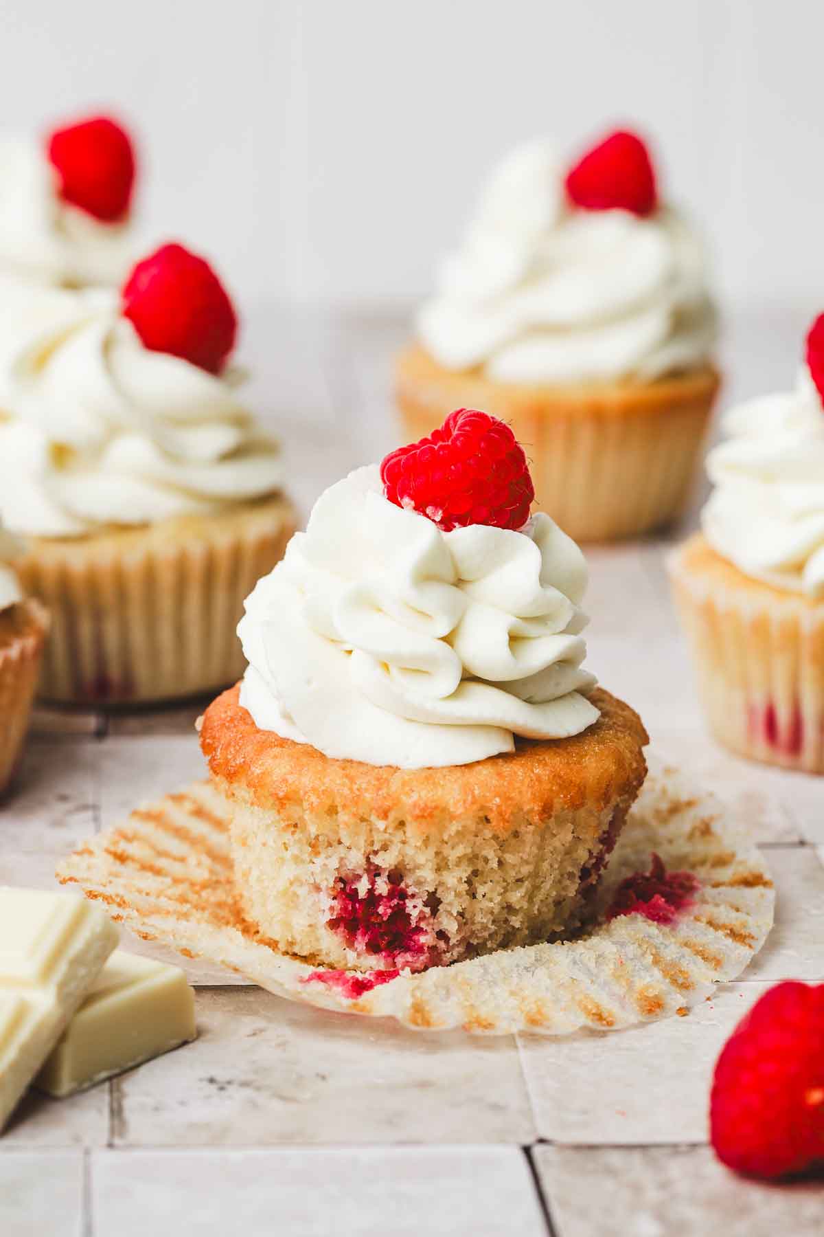 cupcakes framboise chocolat blanc sur une table
