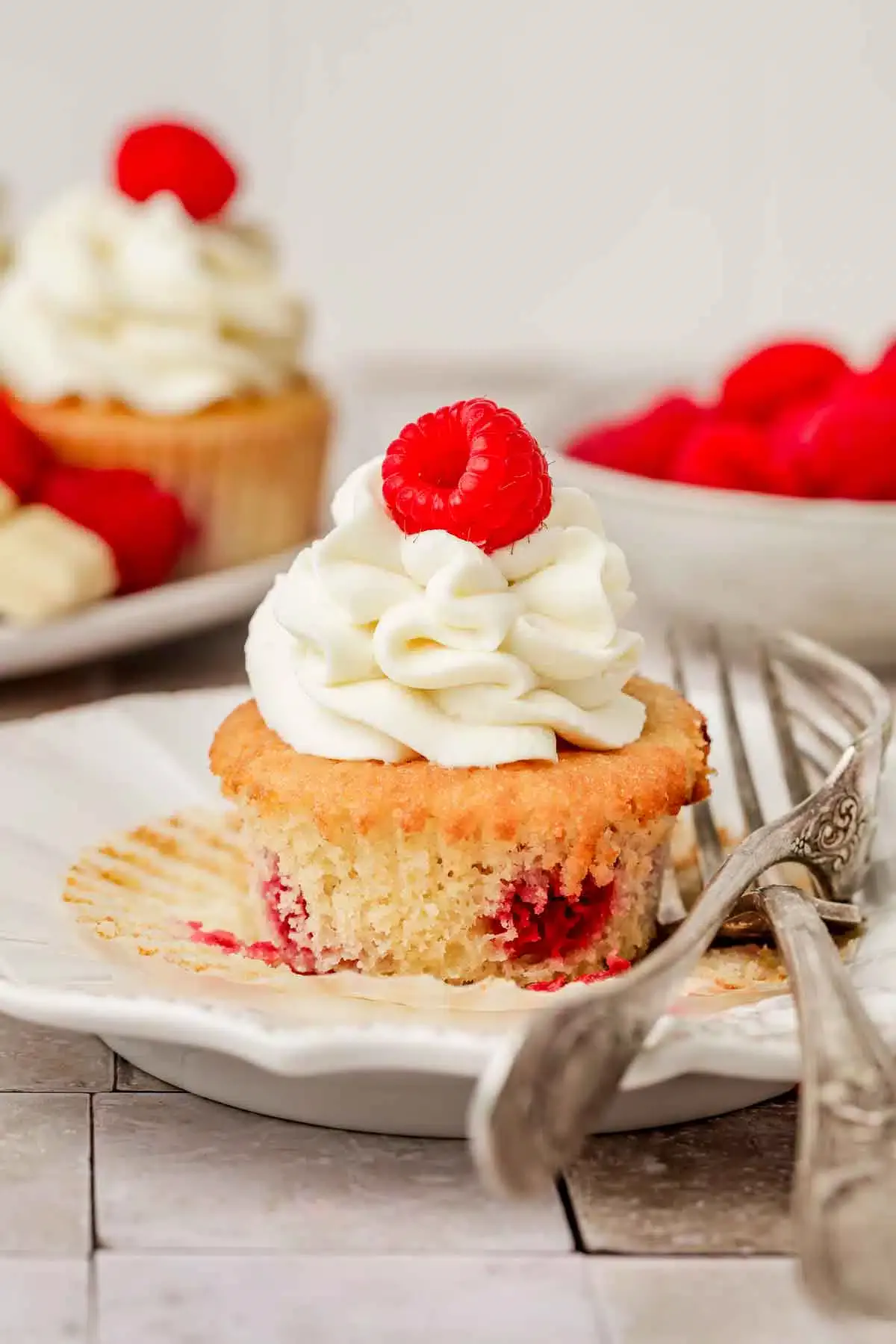 cupcakes framboise chocolat blanc sur une assiette