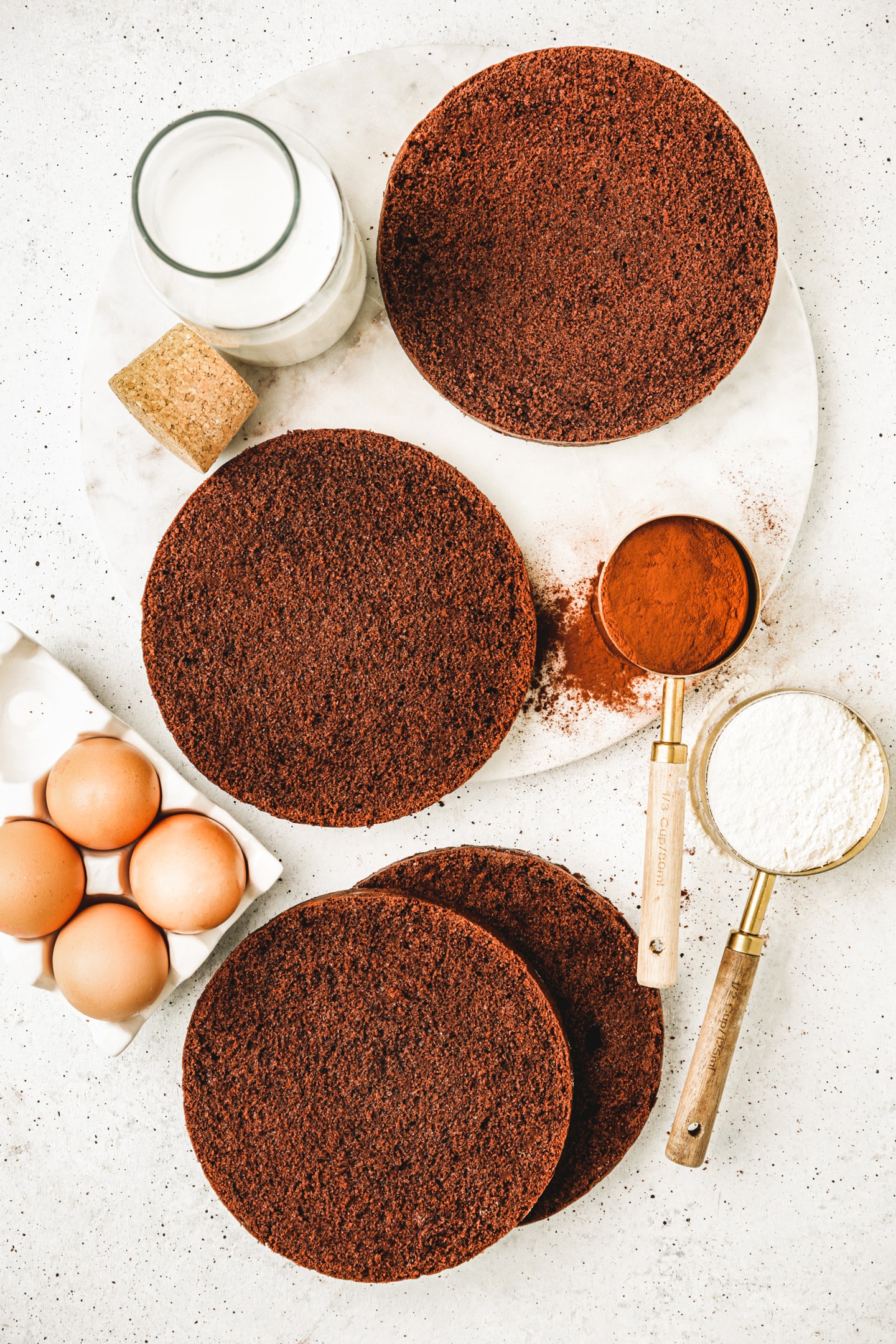 Génoise molly cake au chocolat sur une table