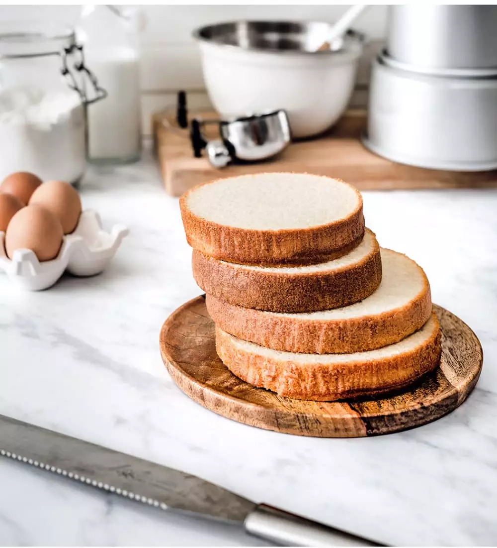 Génoise molly cake découpés en couches sur une assiette