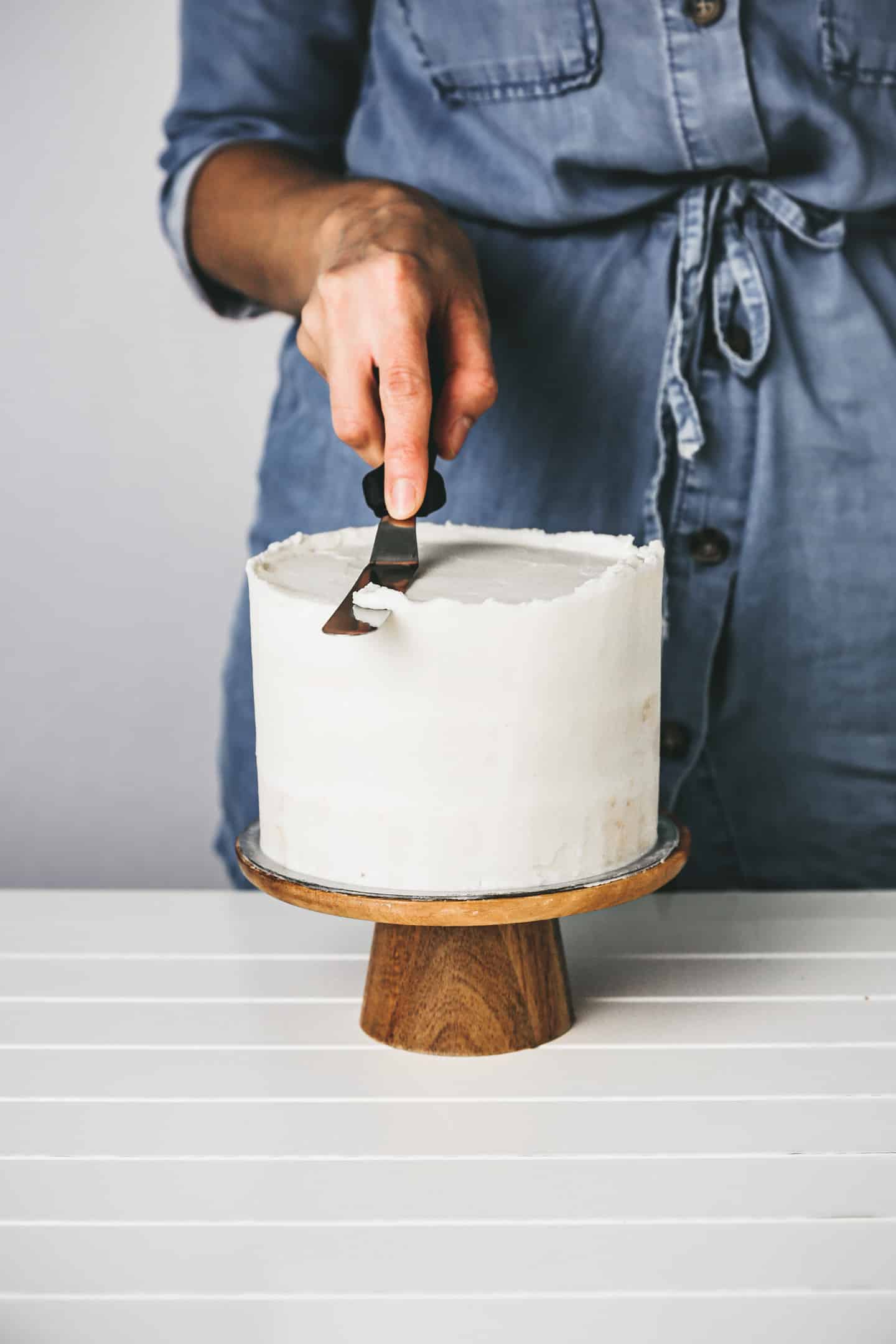 How to frost a cake easily