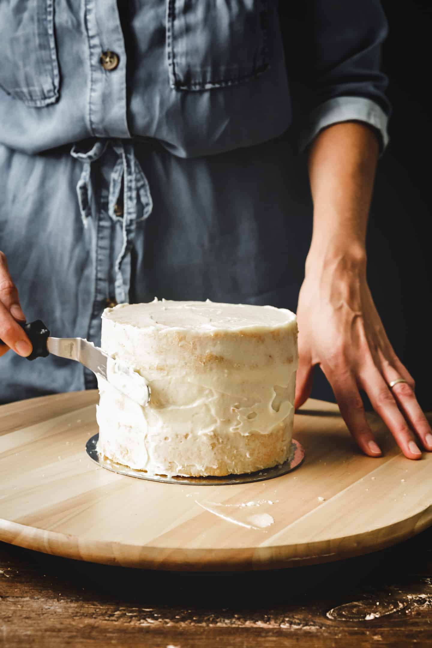 How to frost a cake easily