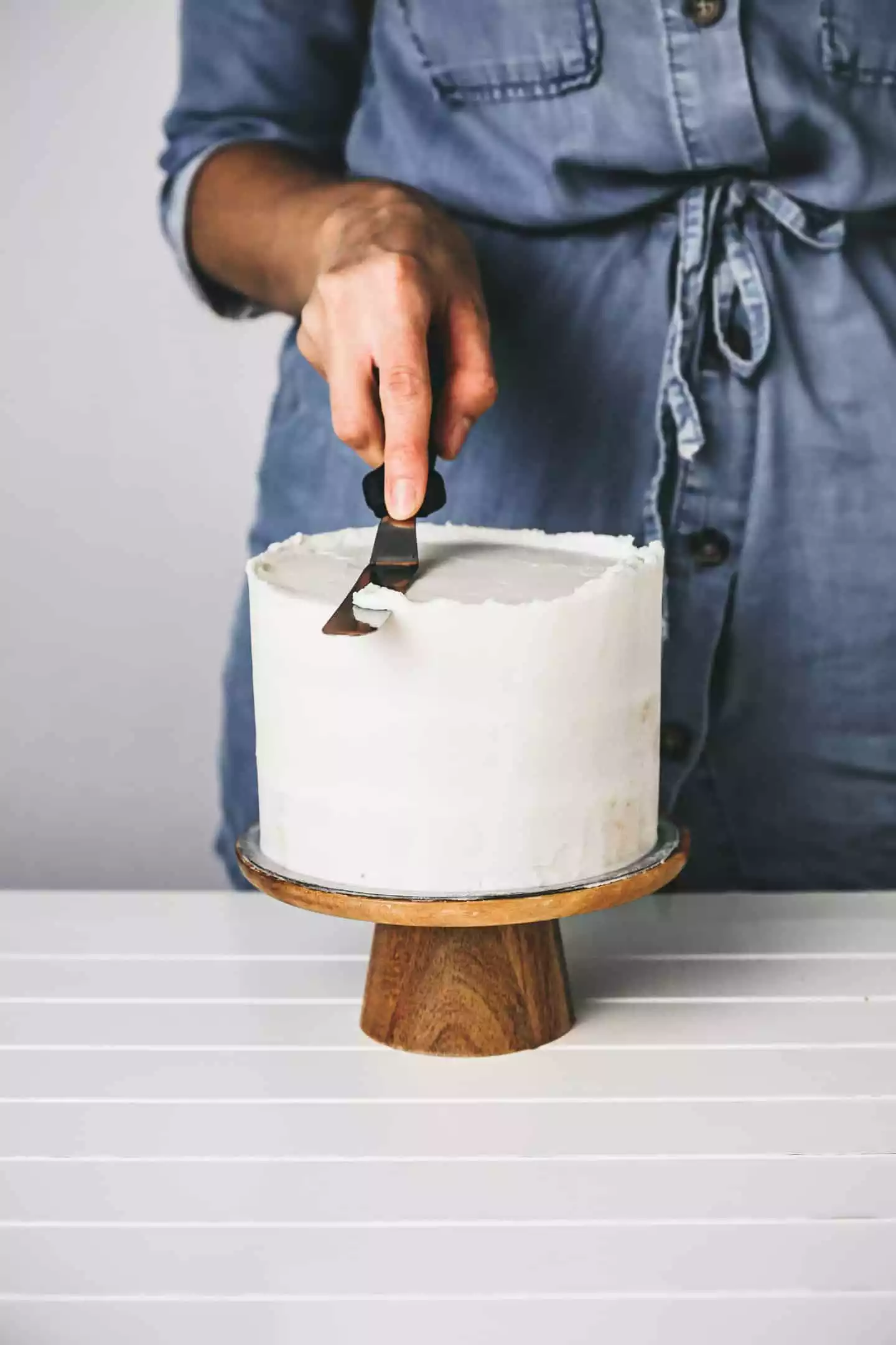 How to frost a cake easily