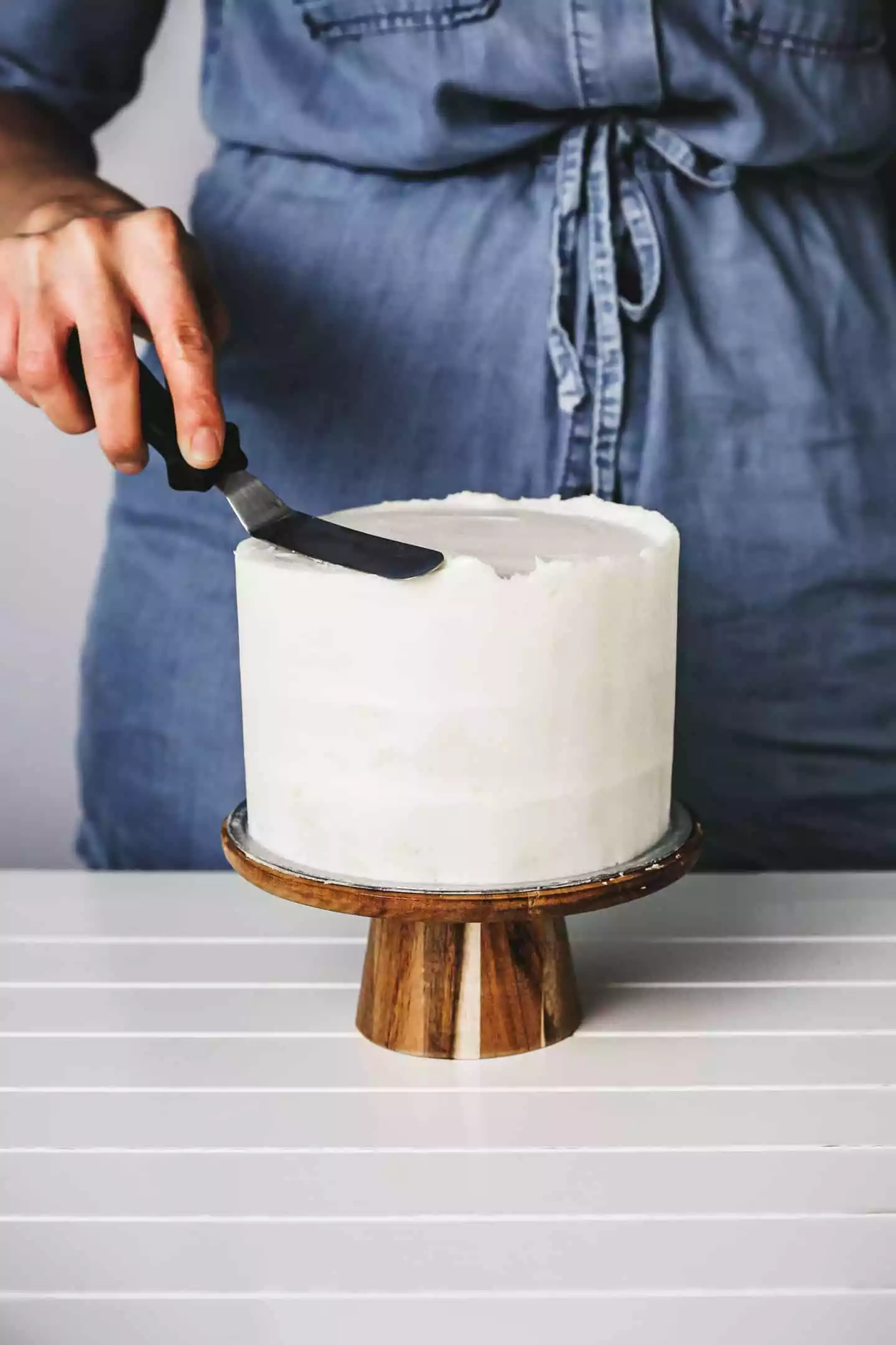 How to frost a cake easily