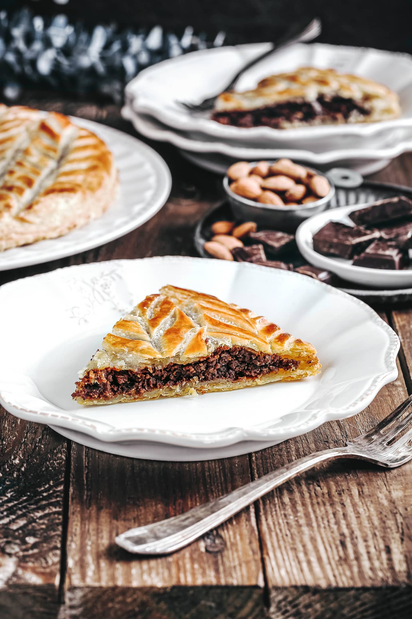 Part de Galette des rois au chocolat dans une assiette