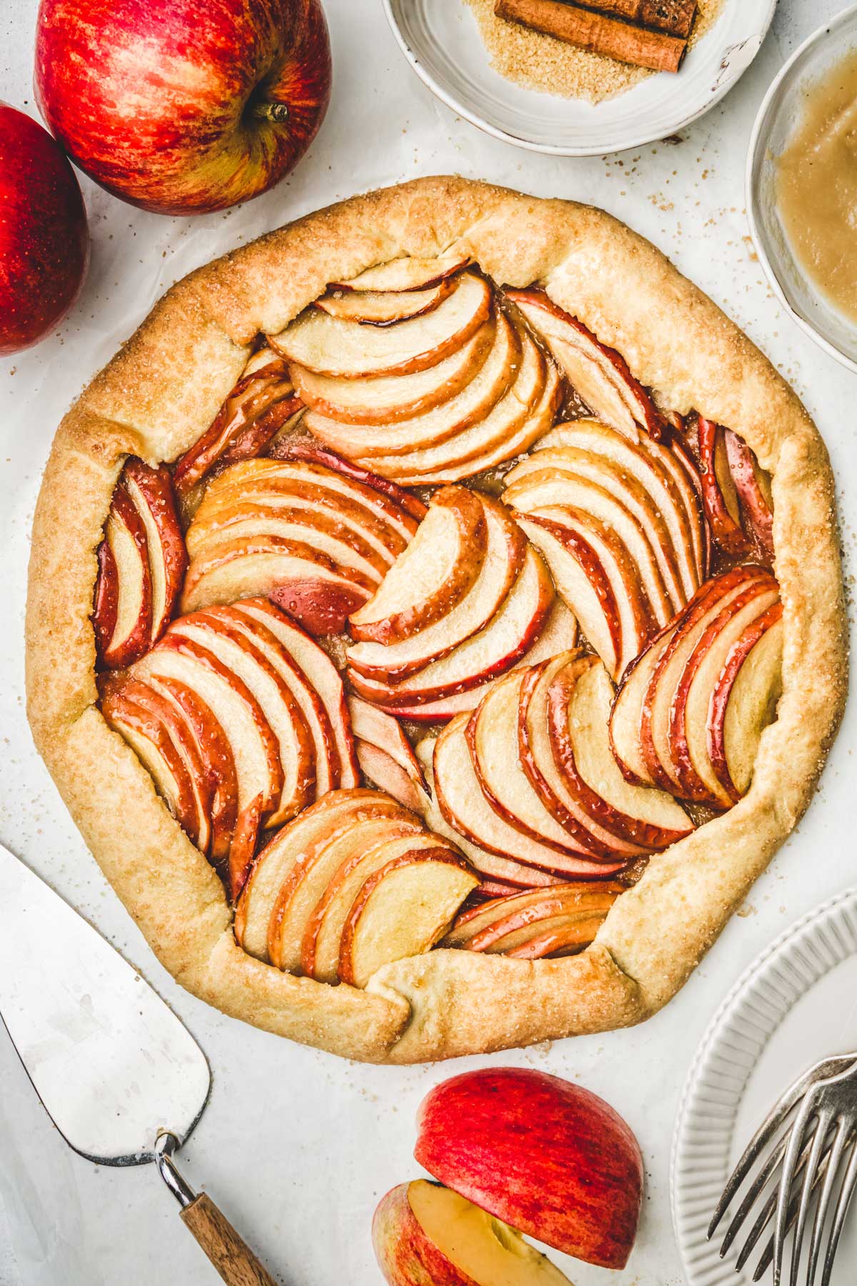 Tarte aux pommes rustique sur une table