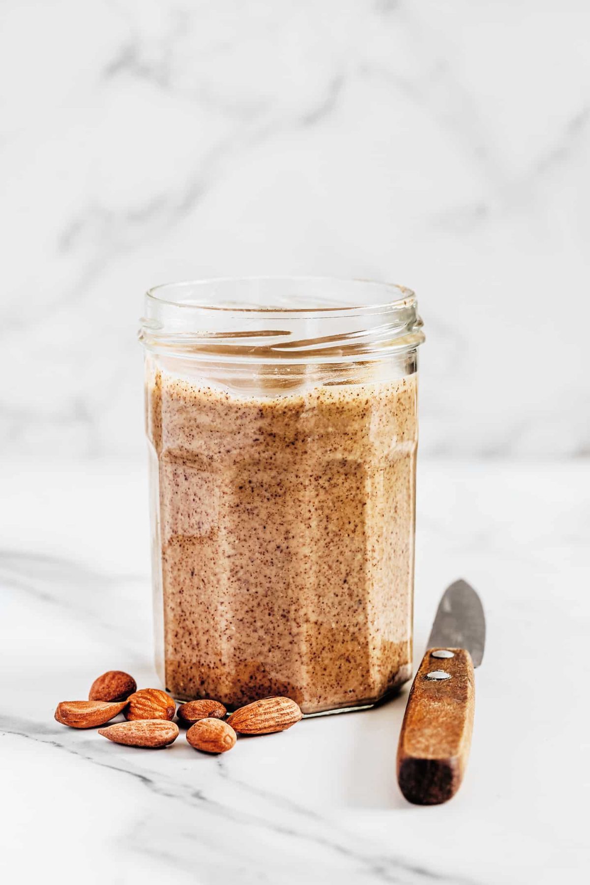 Pot en verre avec du beurre d'amande