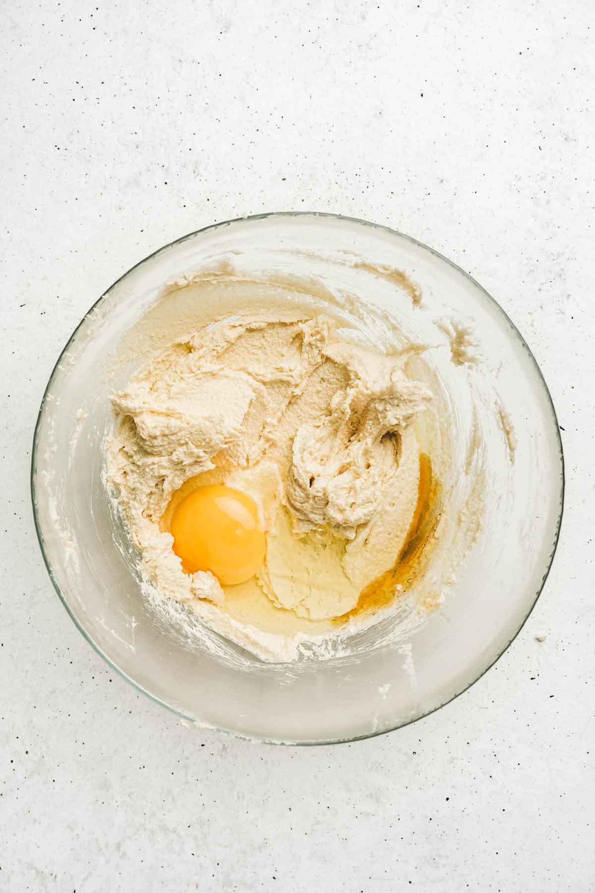 Bol avec un oeuf et une pâte à cookies