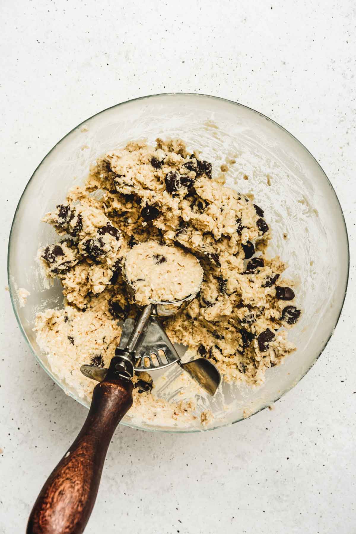 Bol avec de la pâte à cookies aux flocons d'avoines