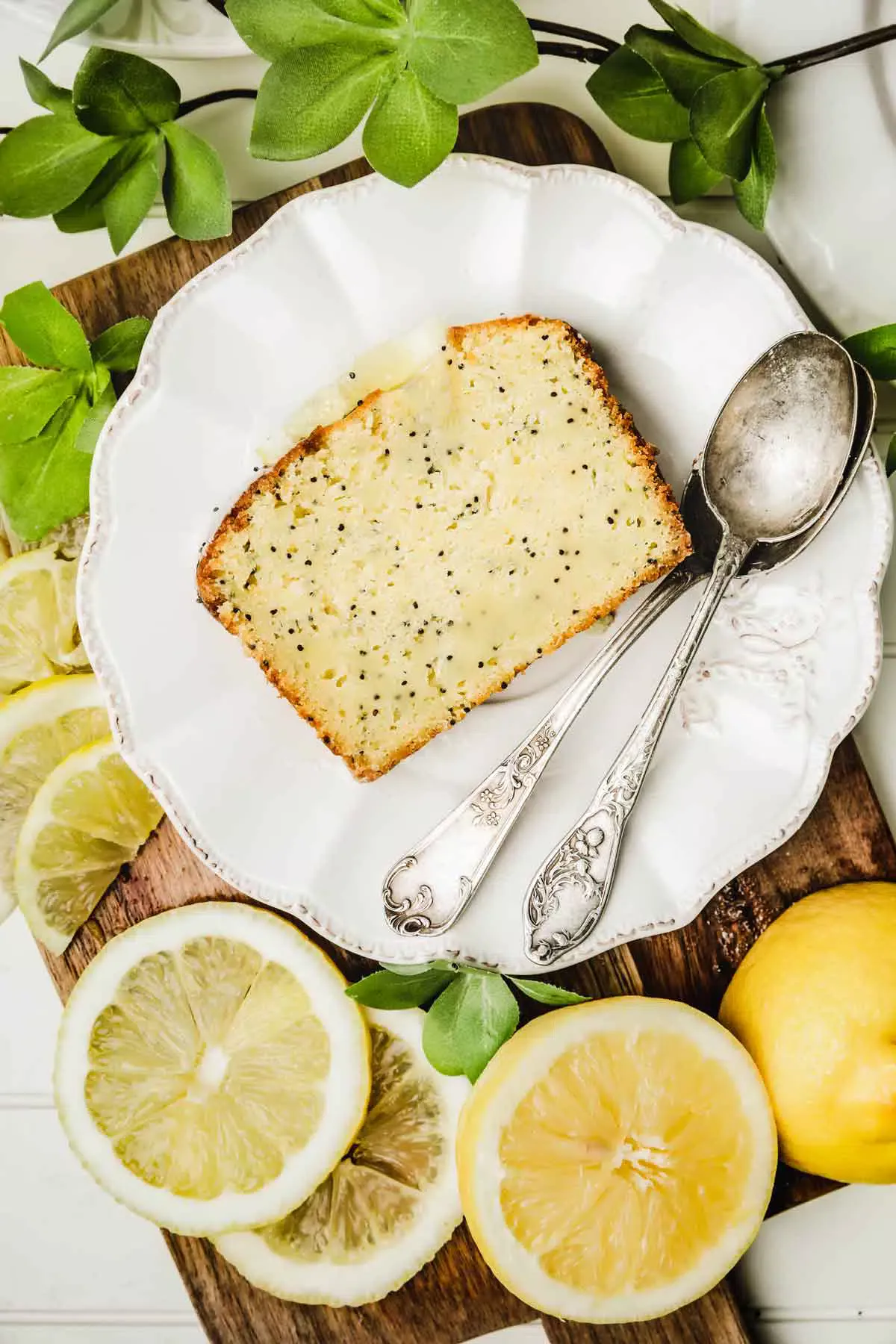 part de cake au citron pavot dans une assiette